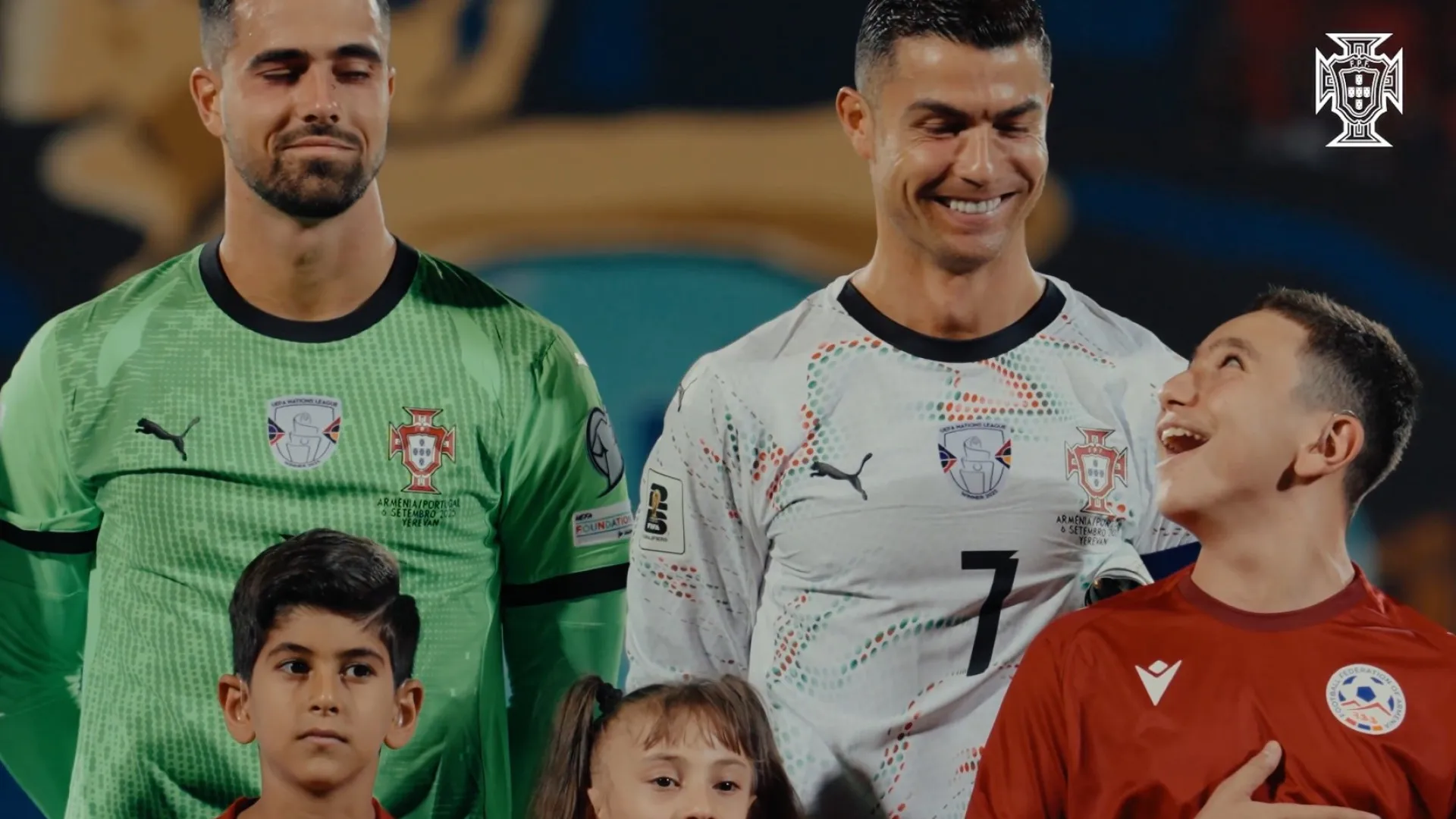 
                    Novas imagens mostram gesto (viral) de Cristiano Ronaldo com criança
                