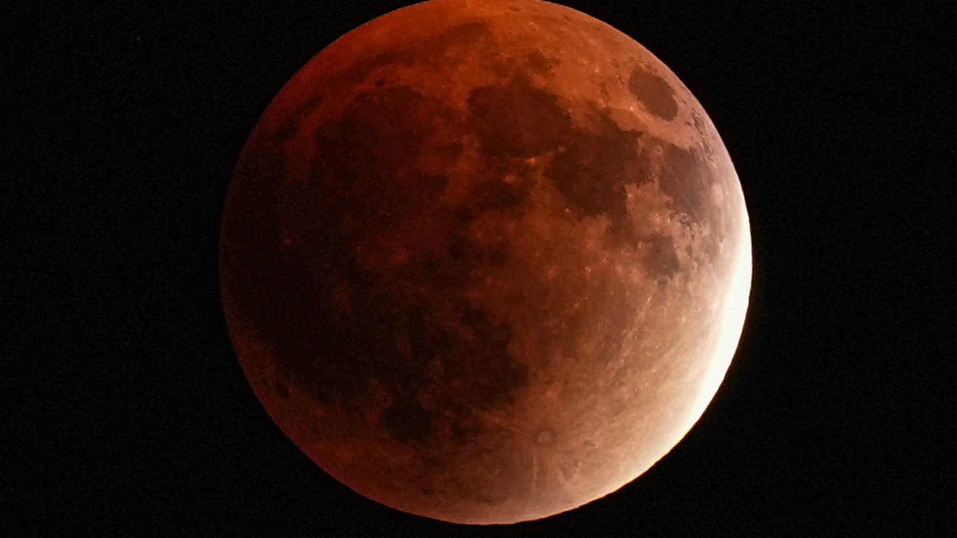 
                    Eclipse total da Lua pinta céu de vermelho. Veja tudo aqui
                