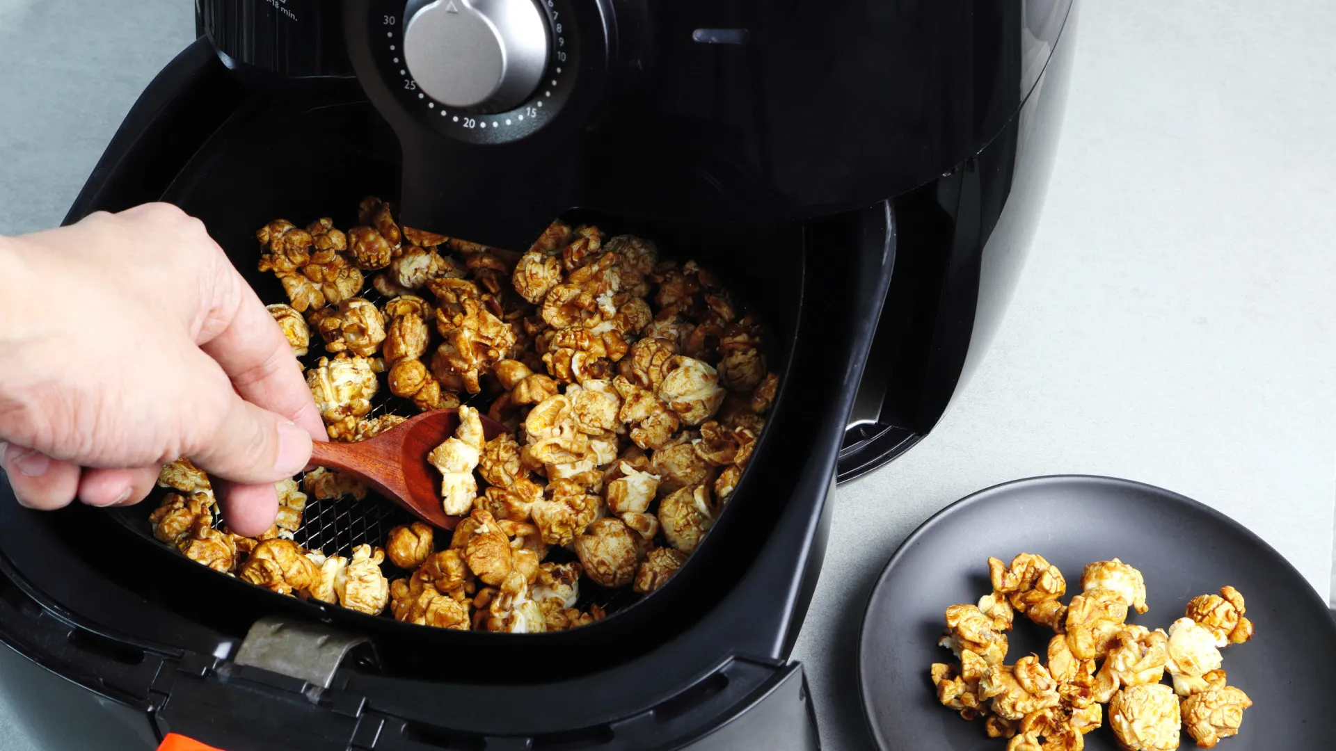 
                    Pipocas na 'air fryer'? O melhor é não ter esta ideia. Eis os riscos
                