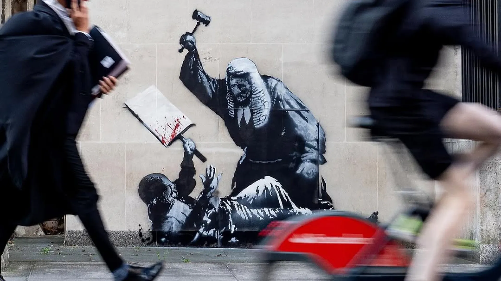 
                    Londres. Juiz ataca manifestante em obra de Banksy no Palácio da Justiça
                