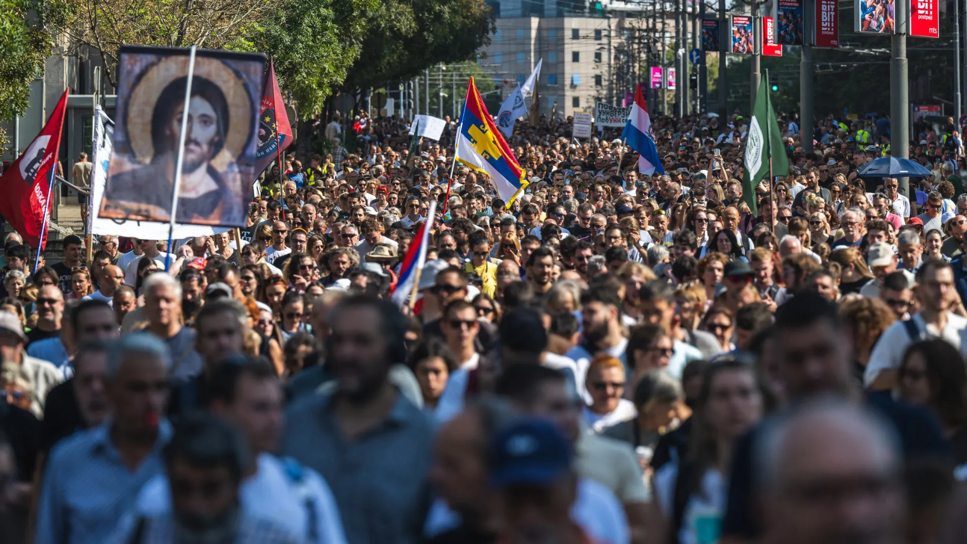 
                    Sérvios voltam a protestar em Belgrado contra a brutalidade policial
                