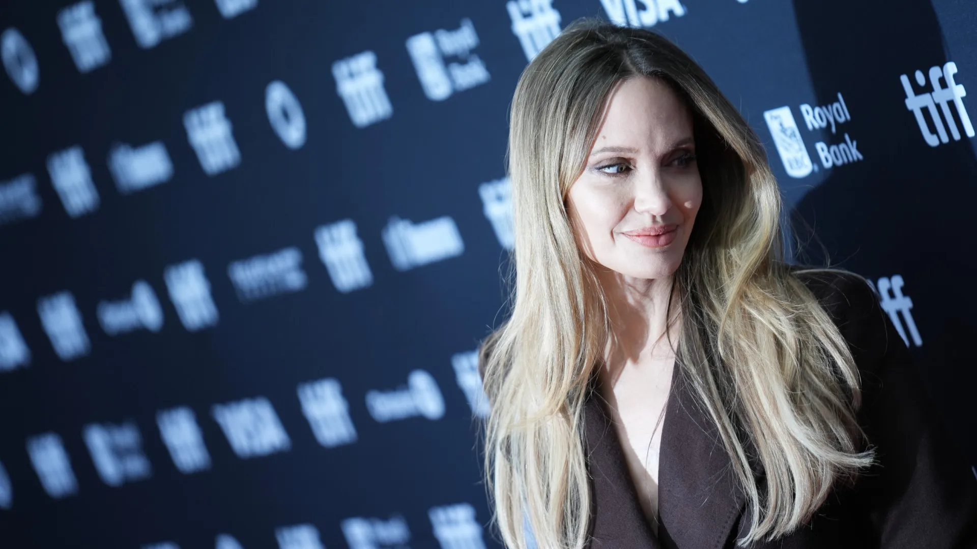 
                    Angelina Jolie usou colar da falecida mãe nas filmagens de 'Couture'
                