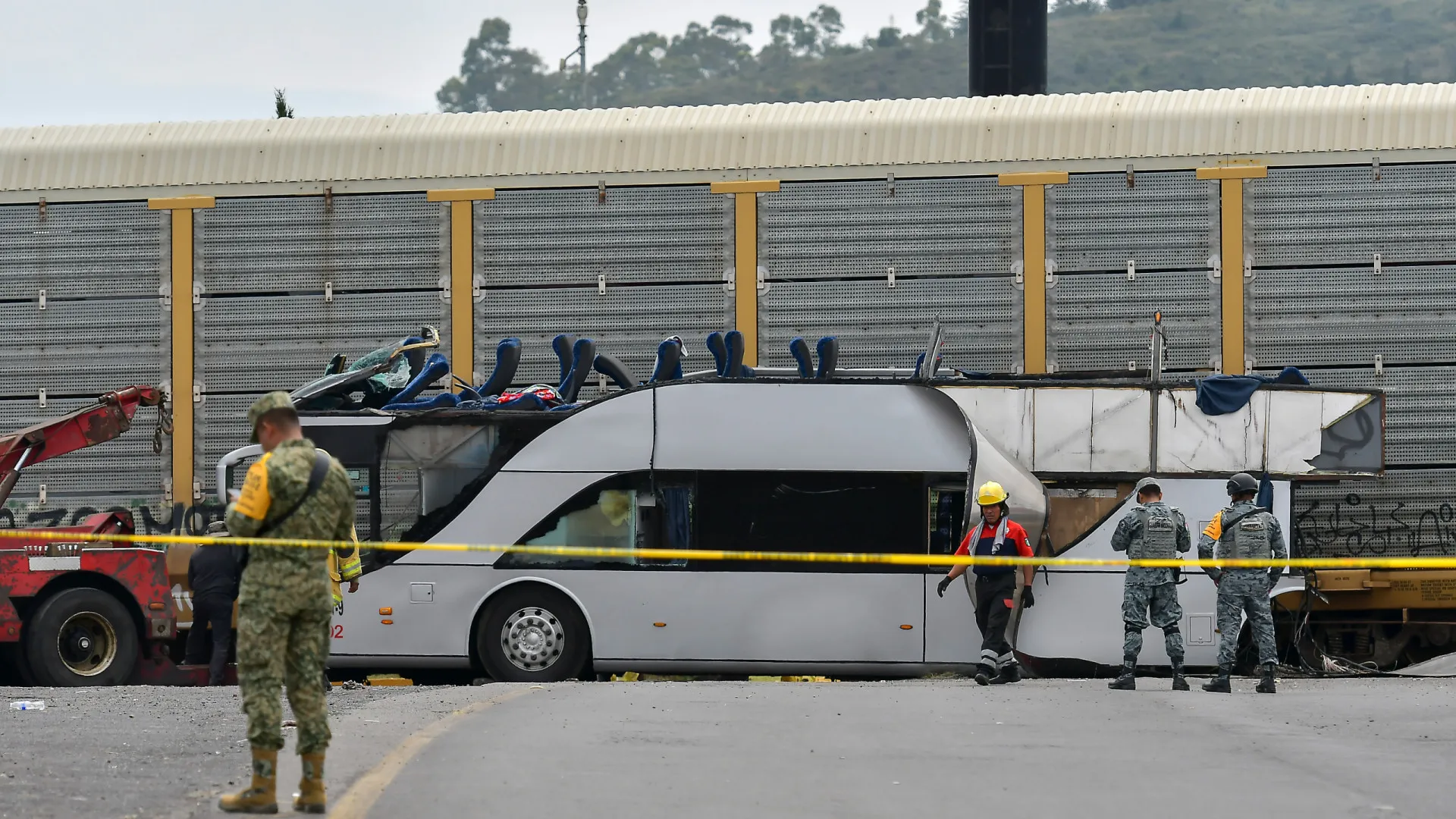 
                    México: N.º de mortos em colisão entre comboio e autocarro sobe para 10
                