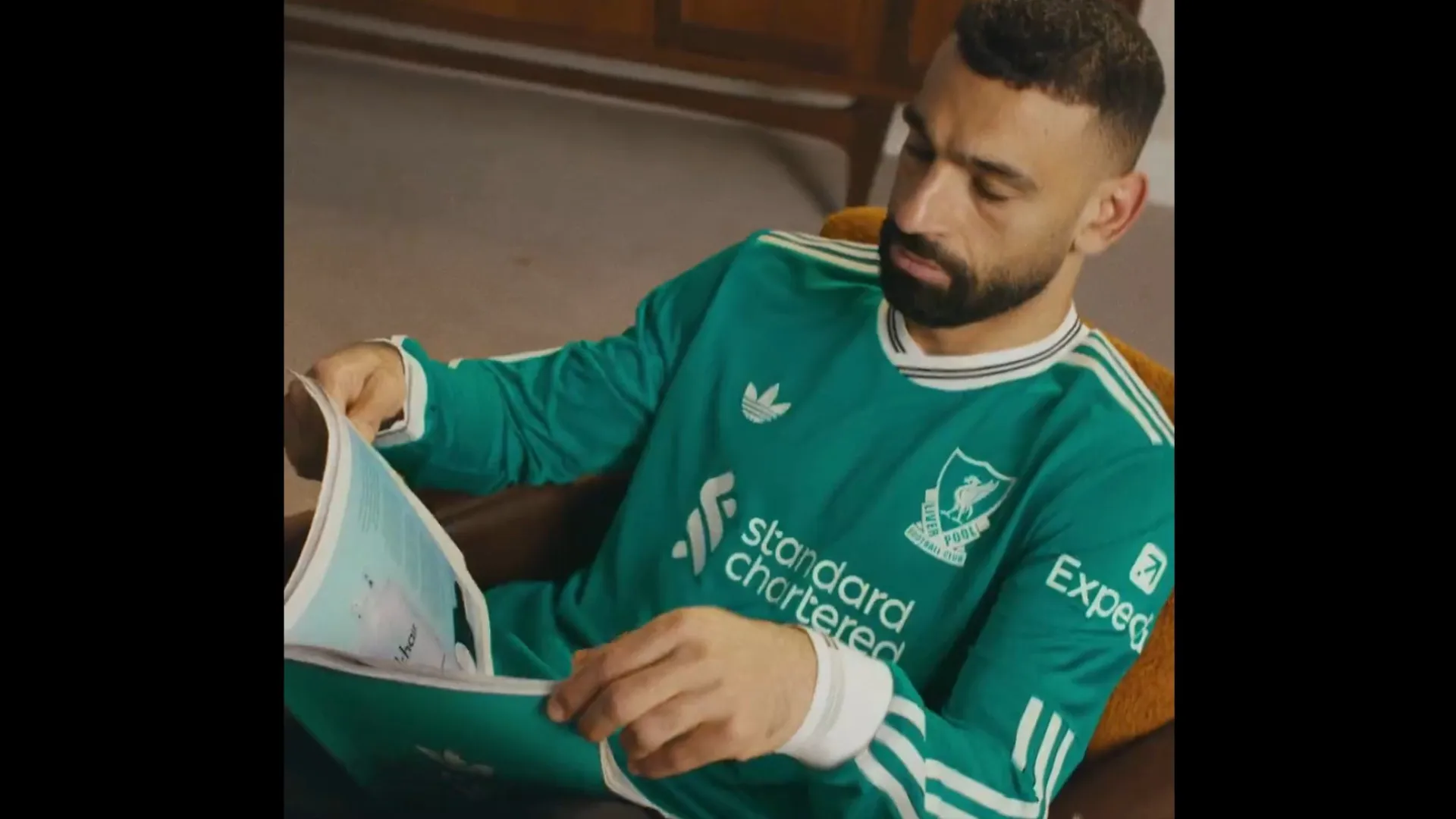 
                    Liverpool apresenta terceiro equipamento e aposta em cor... dos anos 90
                