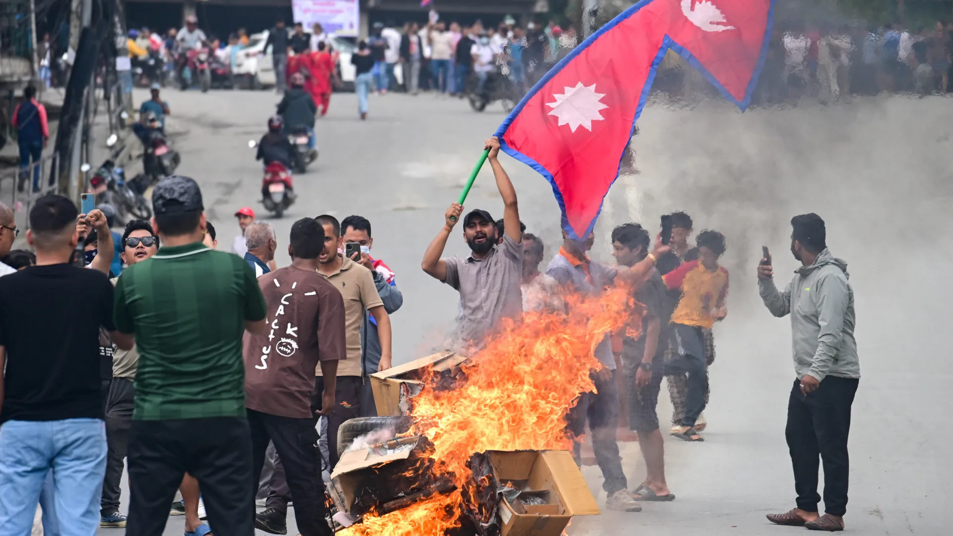 
                    Mulher de ex-primeiro-ministro do Nepal morre queimada em ataque a casa
                