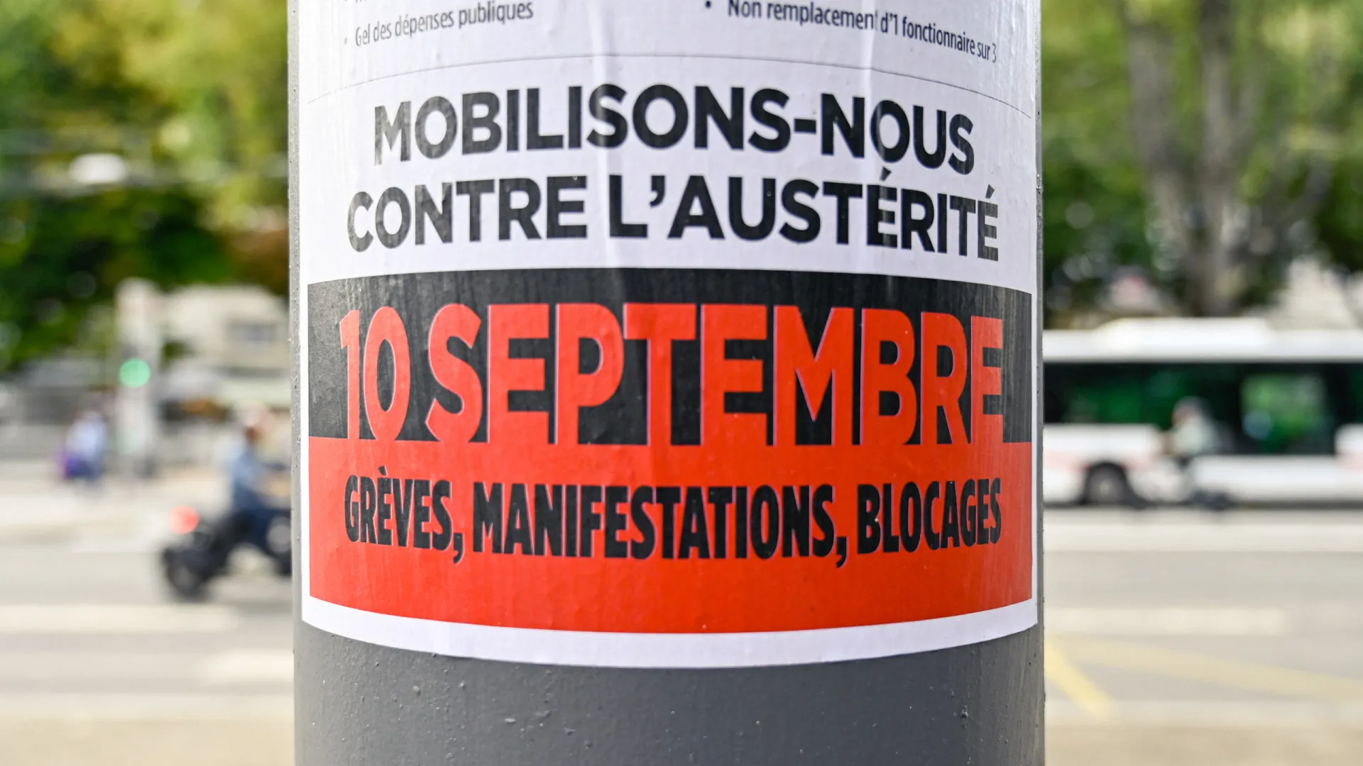 
                    Ativistas prometem bloquear França em dia de protesto contra cortes
                