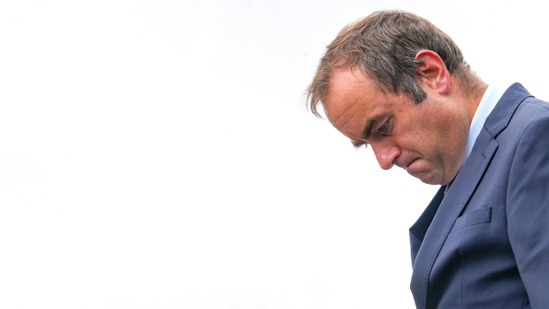 
                    Lecornu, de quase monge a discreto macronista e primeiro-ministro
                