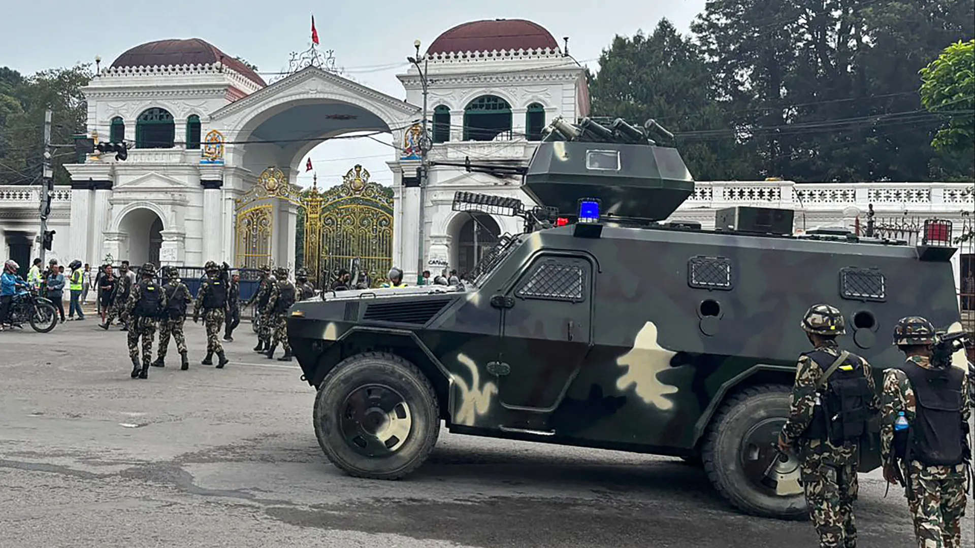 
                    Exército do Nepal com forte presença nas ruas após distúrbios violentos
                