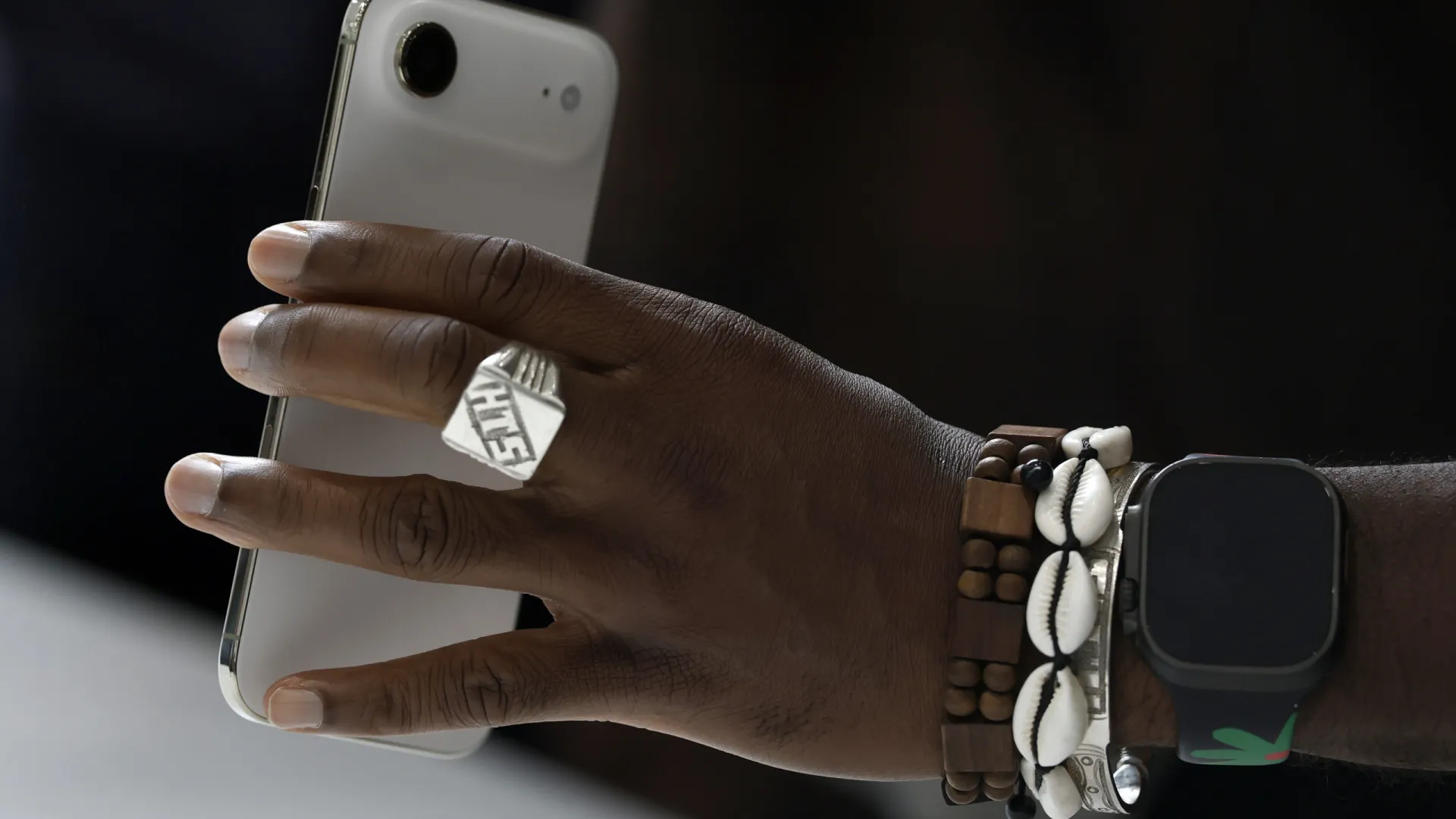 
                    Apesar das vendas, Apple quer lançar sucessor do iPhone Air em 2026
                