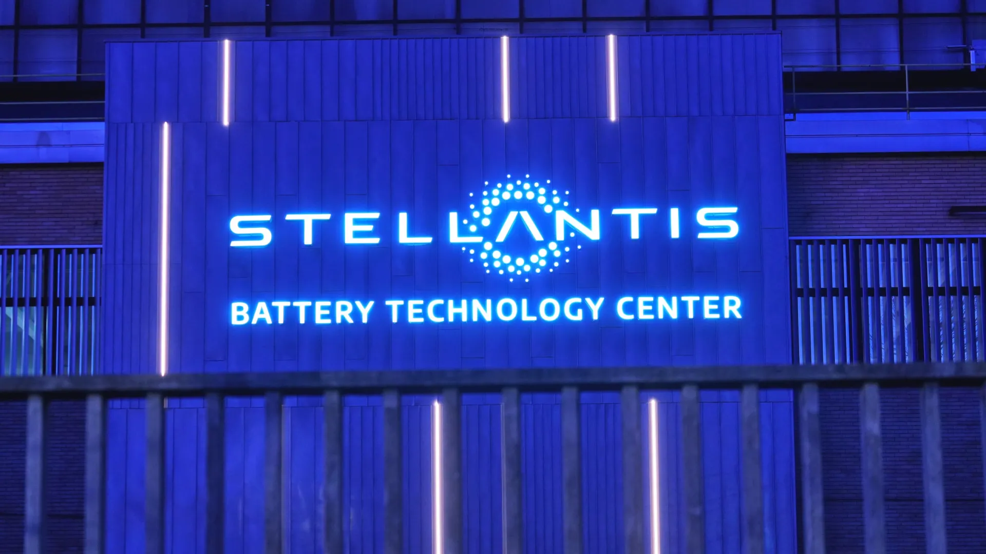 
                    Stellantis abandona planos de gama totalmente elétrica até 2030
                