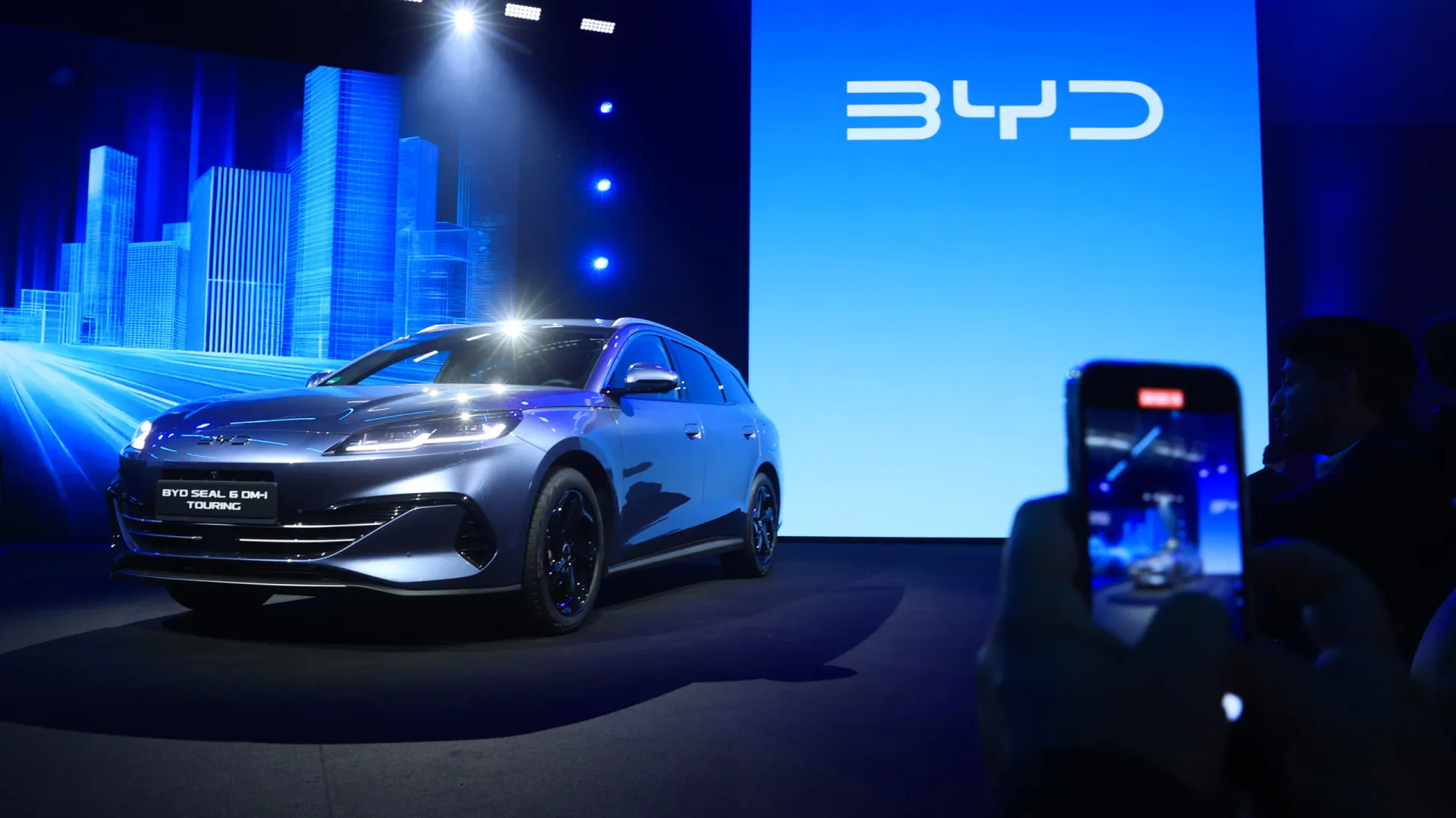 
                    Novo BYD Super Híbrido teve estreia europeia. Em breve chega a Portugal
                