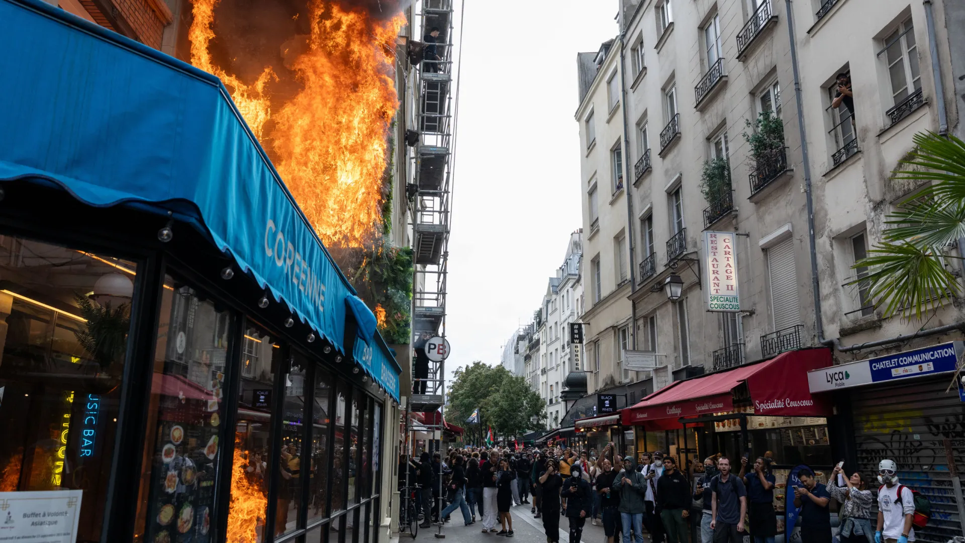 
                    Quase 300 manifestantes detidos nas mobilizações e bloqueios em França
                