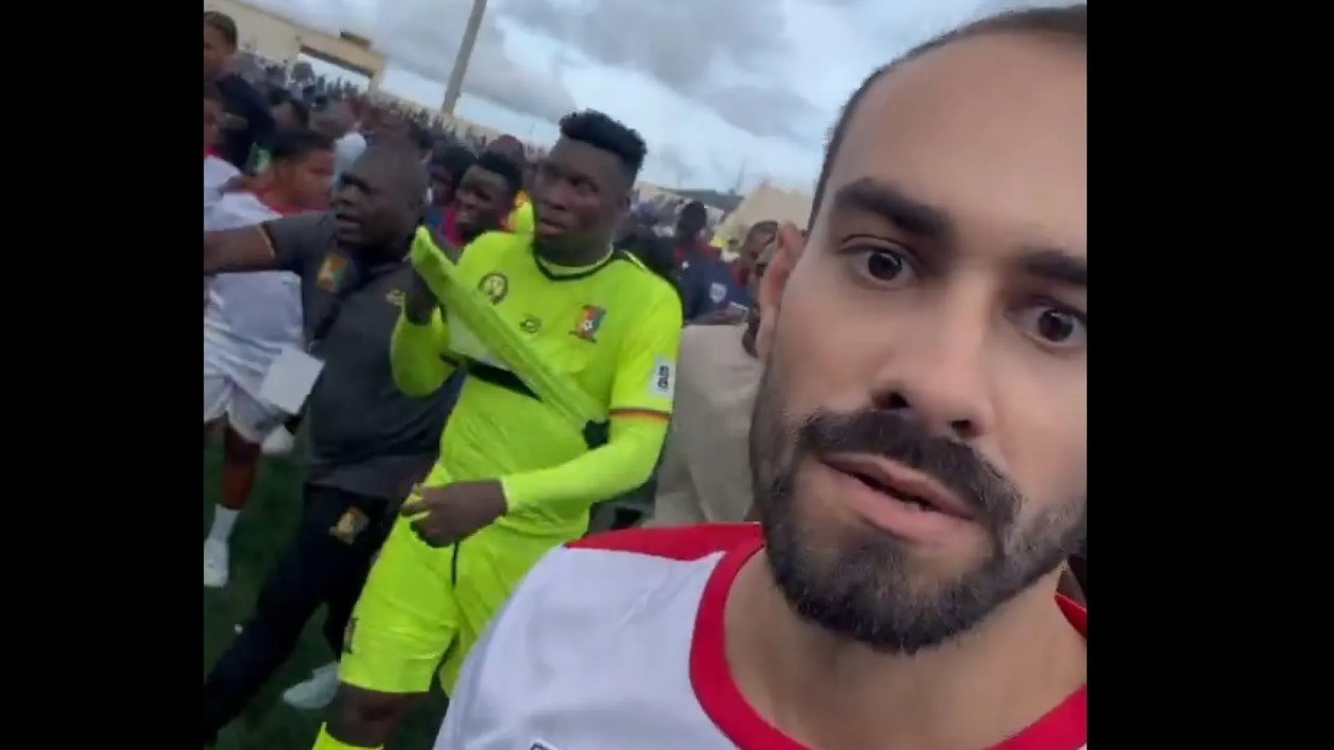 
                    Onana de cabeça perdida. O gesto do guarda-redes com rival após derrota
                