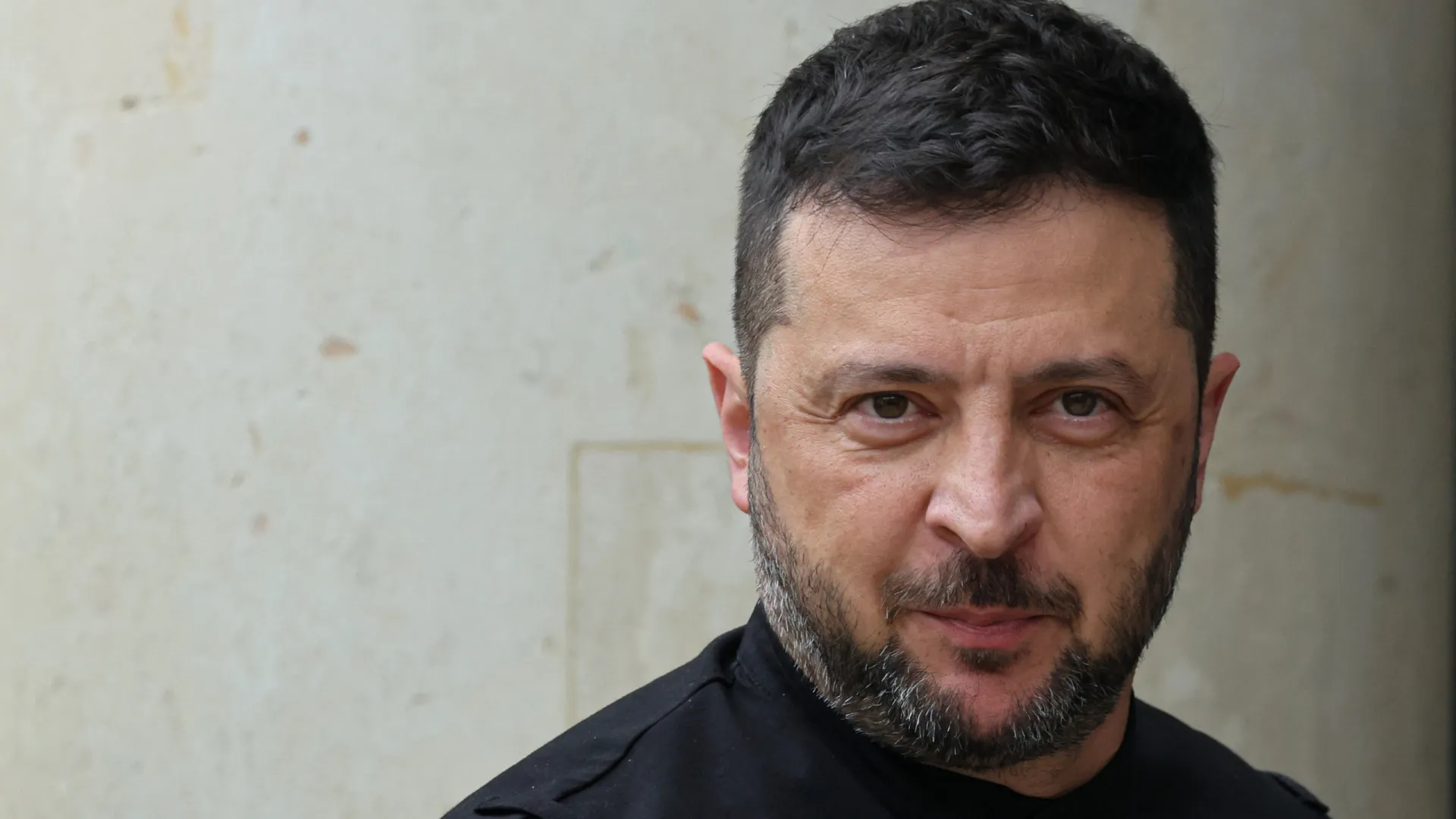 
                    Zelensky lamenta 
