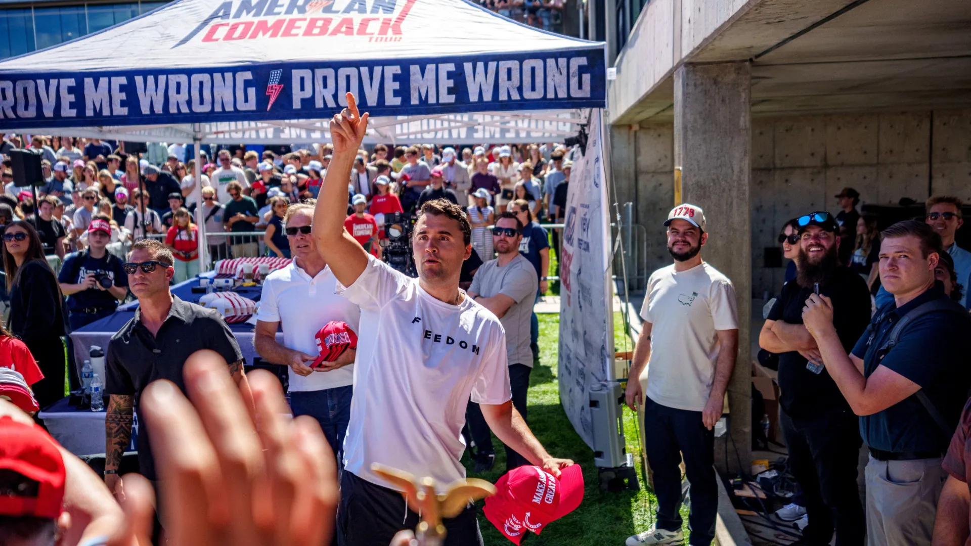 Morreu Charlie Kirk, aliado de Trump, após ser baleado em evento no Utah