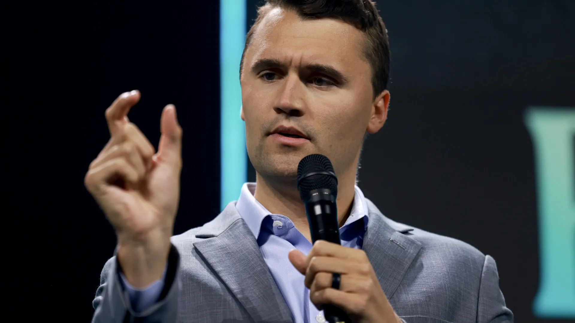
                    Políticos americanos que sofreram violência reagem à morte de Kirk
                