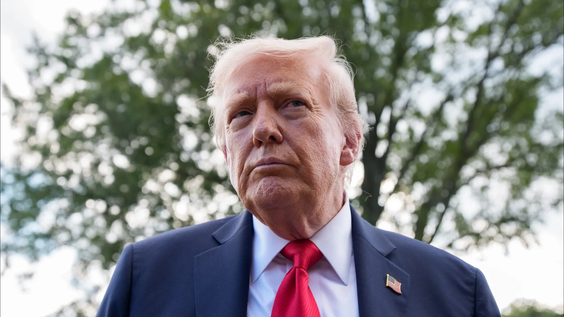 
                    Trump vai falar com Xi porque TikTok 