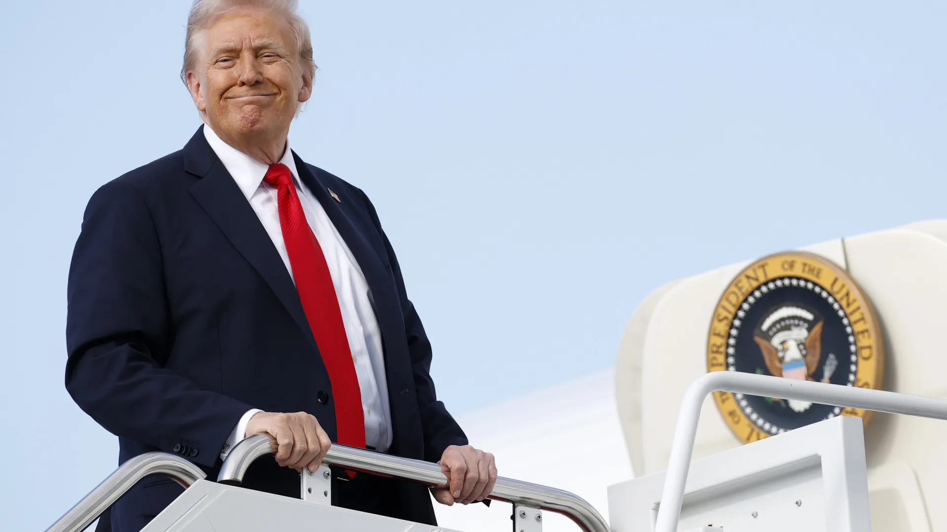 
                    Trump diz que acordo em Gaza é oitavo conflito resolvido e promete paz na Ucrânia
                