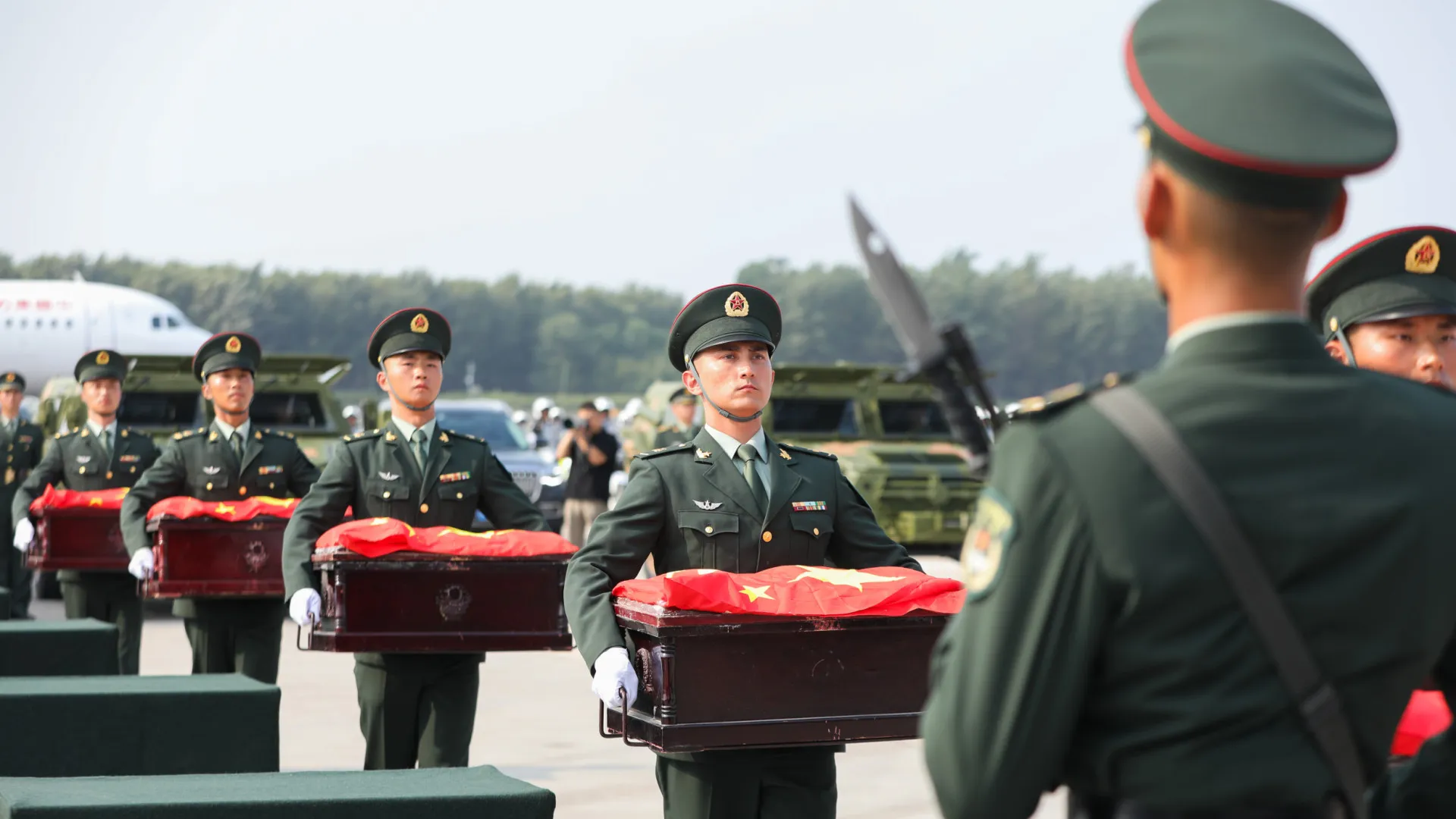 
                    China recebe restos mortais de trinta soldados mortos na Guerra da Coreia
                