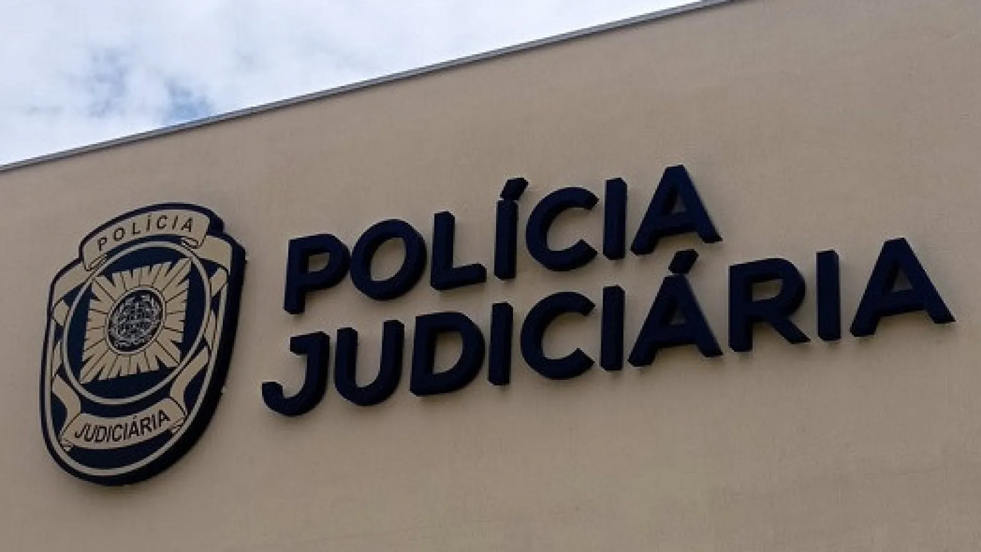 
                    Detido por violar esposa em Sintra. Agressão começou após pedir divórcio
                