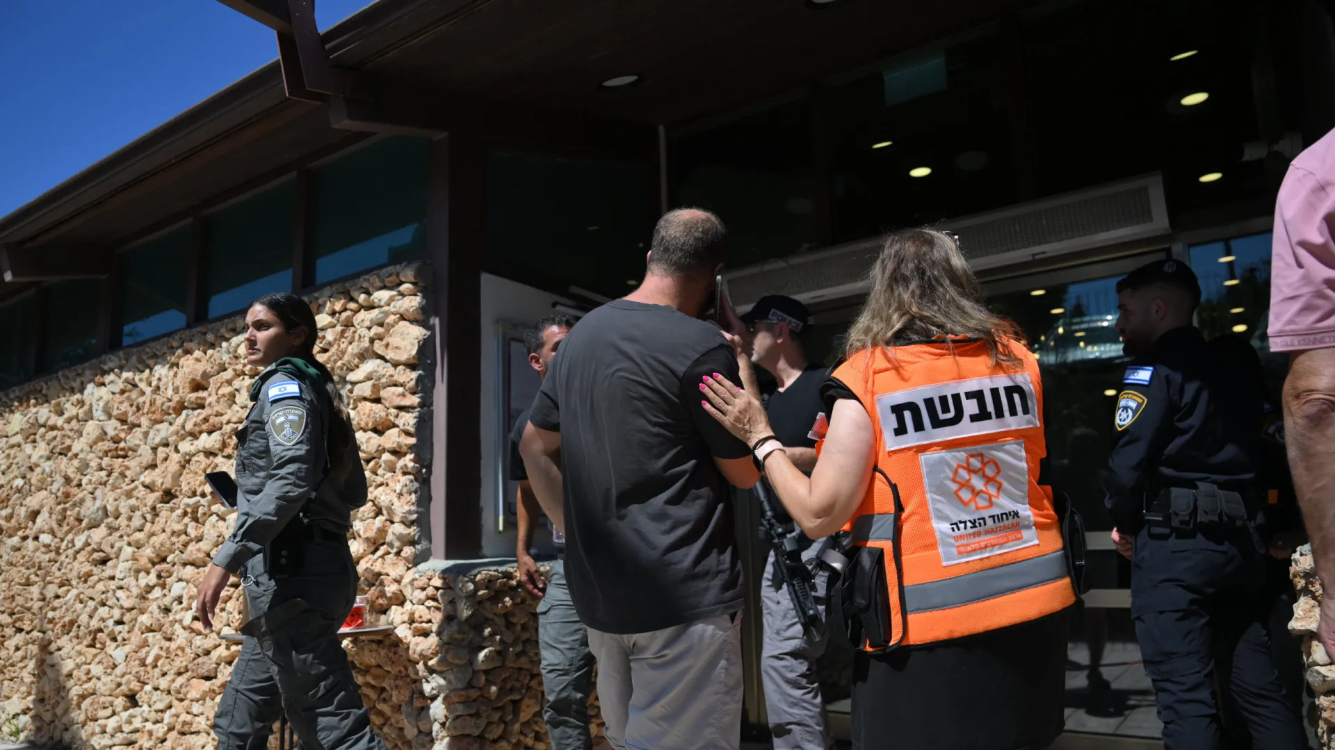 
                    Duas pessoas ficaram feridas em ataque à faca perto de Jerusalém
                