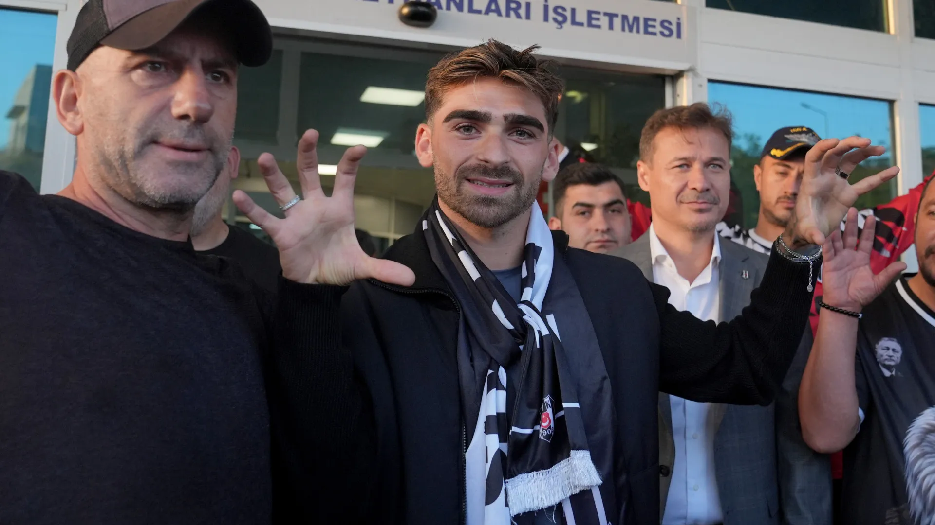 
                    Jota Silva apresentado no Besiktas. Eis os portugueses que passaram ali
                