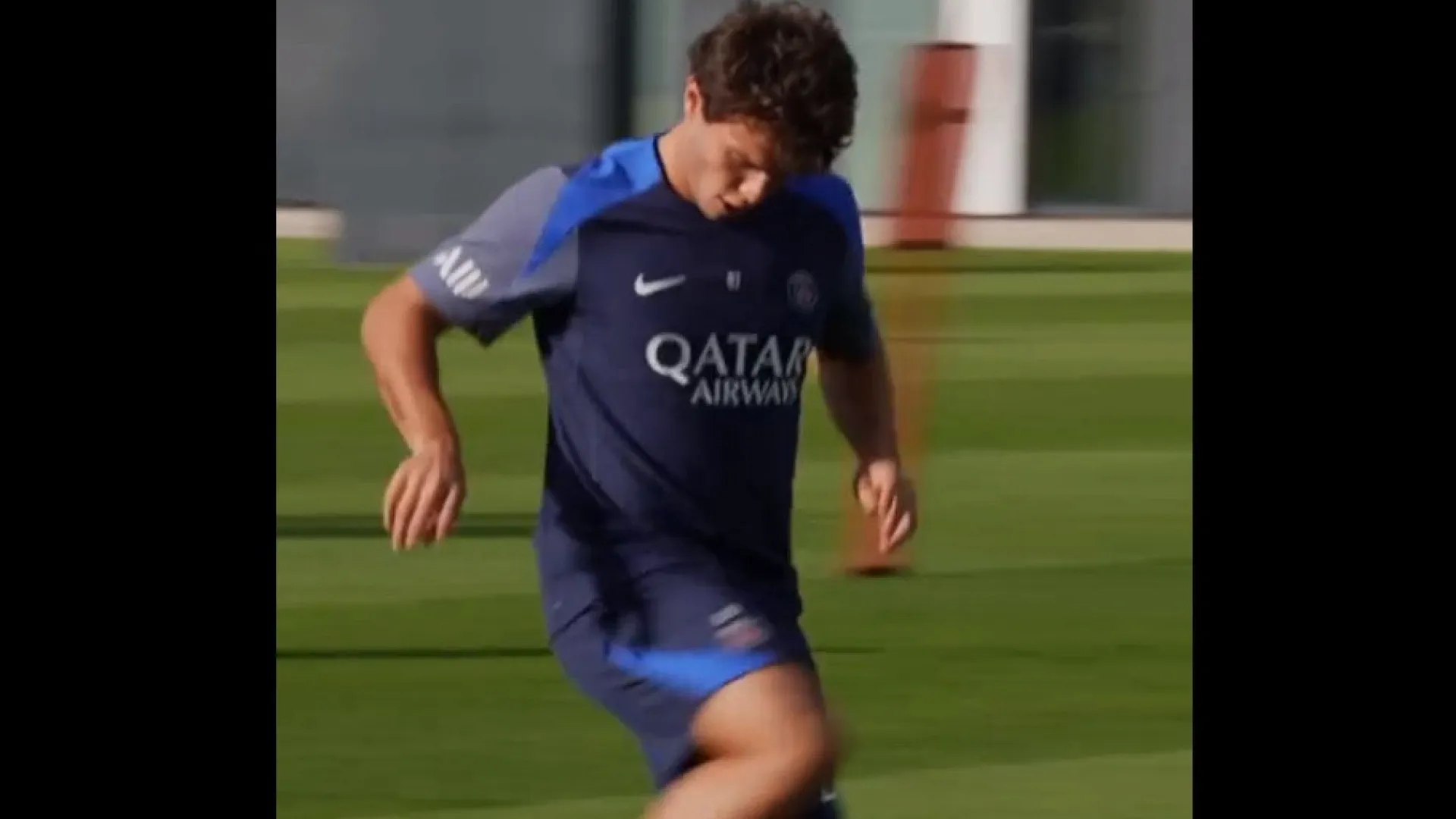 
                    'Ui, ui'. João Neves voltou ao PSG e protagonizou este momento de magia
                