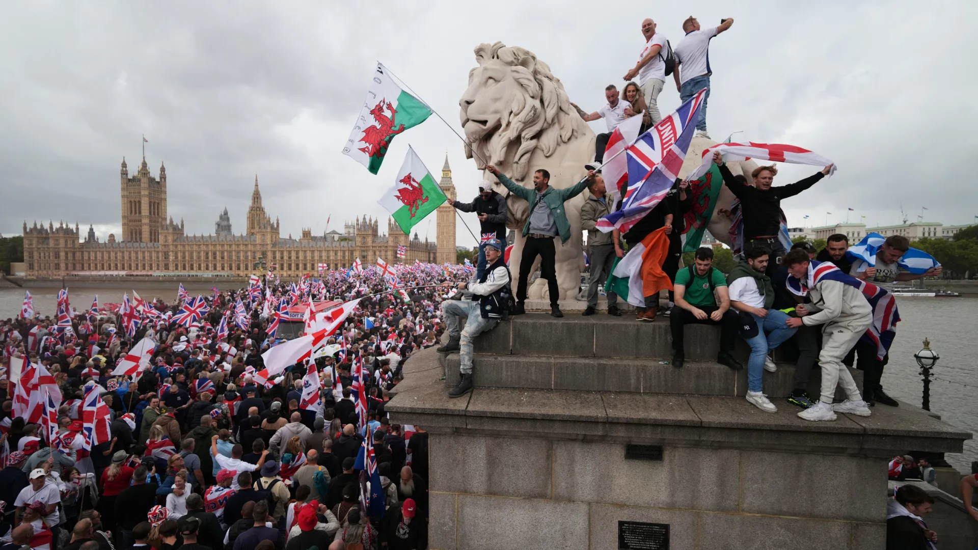 
                    Londres. Milhares em protesto anti-imigração liderado por Tommy Robinson
                