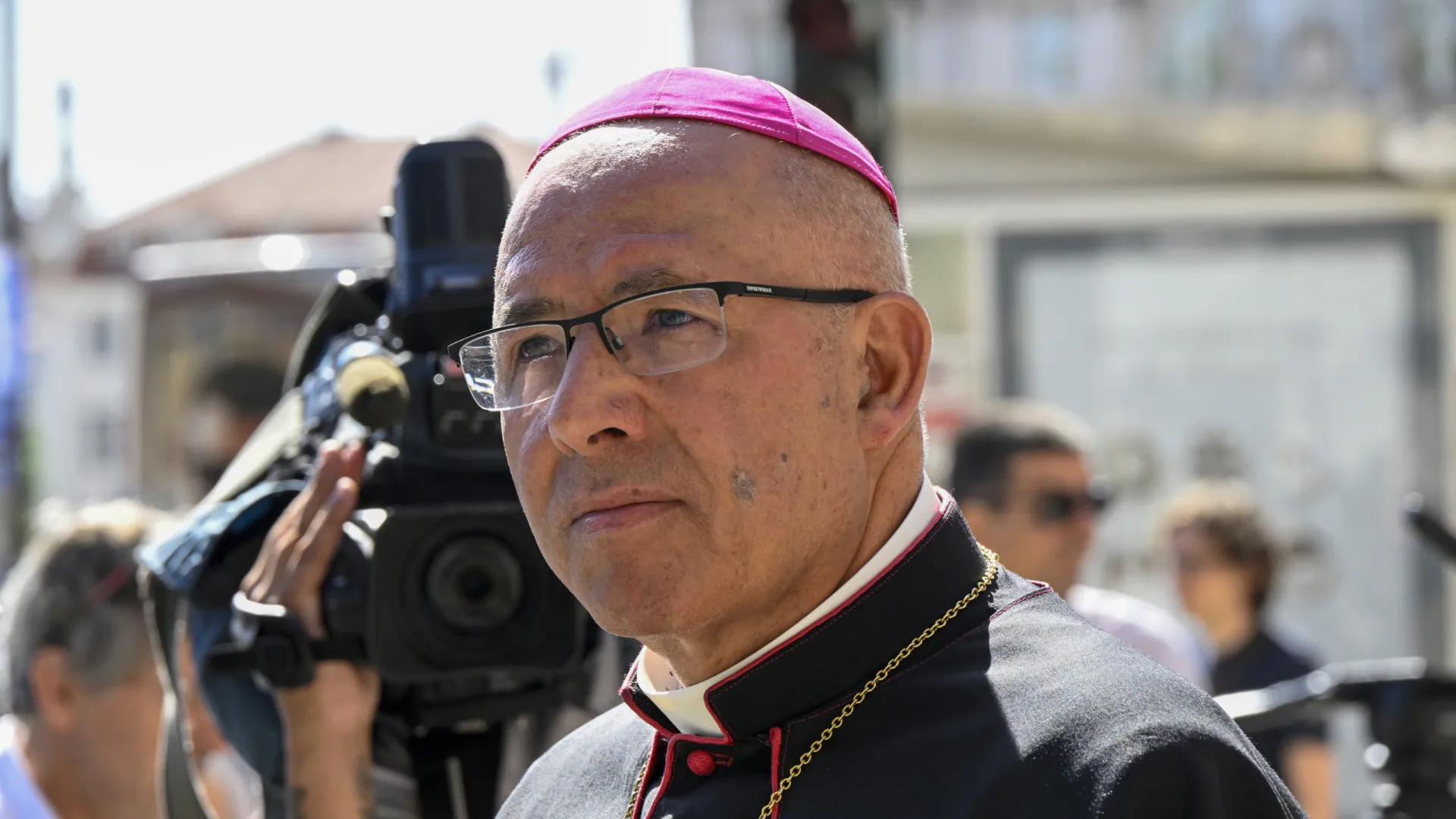 
                    Sem contacto com aldeia, Patriarca de Lisboa elogia resiliência de Ourém
                