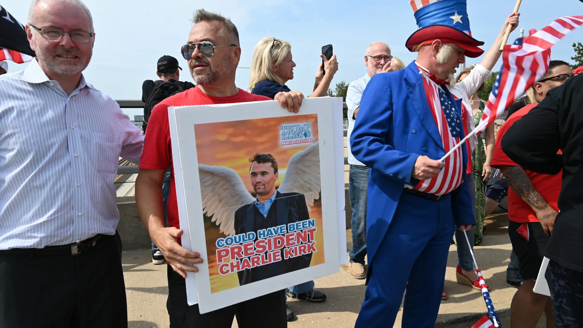 
                    ADN encontrado no local da morte de apoiante de Trump pertence a suspeito
                