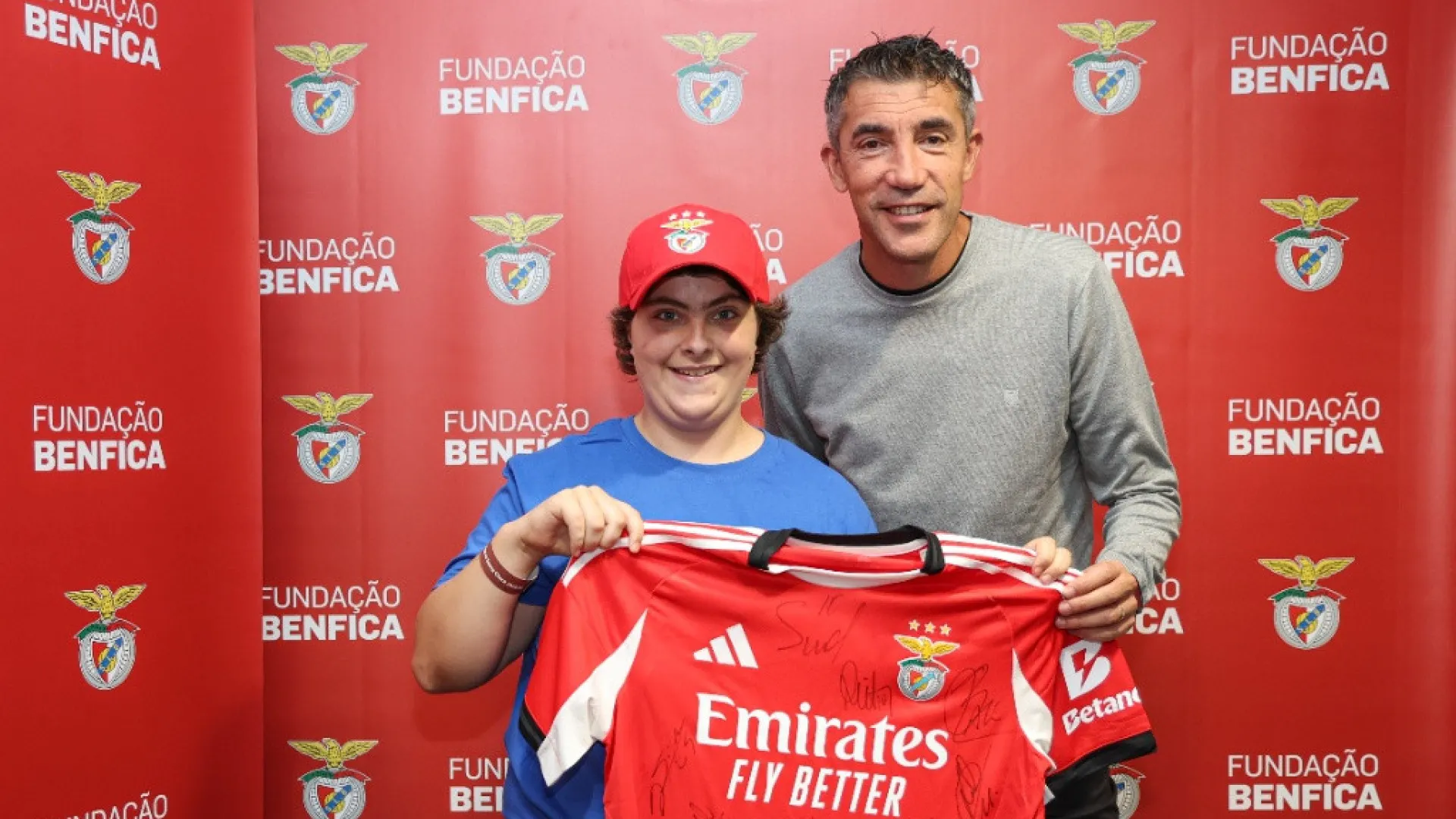 
                    De Sudakov a Bruno Lage. Benfica cumpre sonho de jovem adepta especial
                