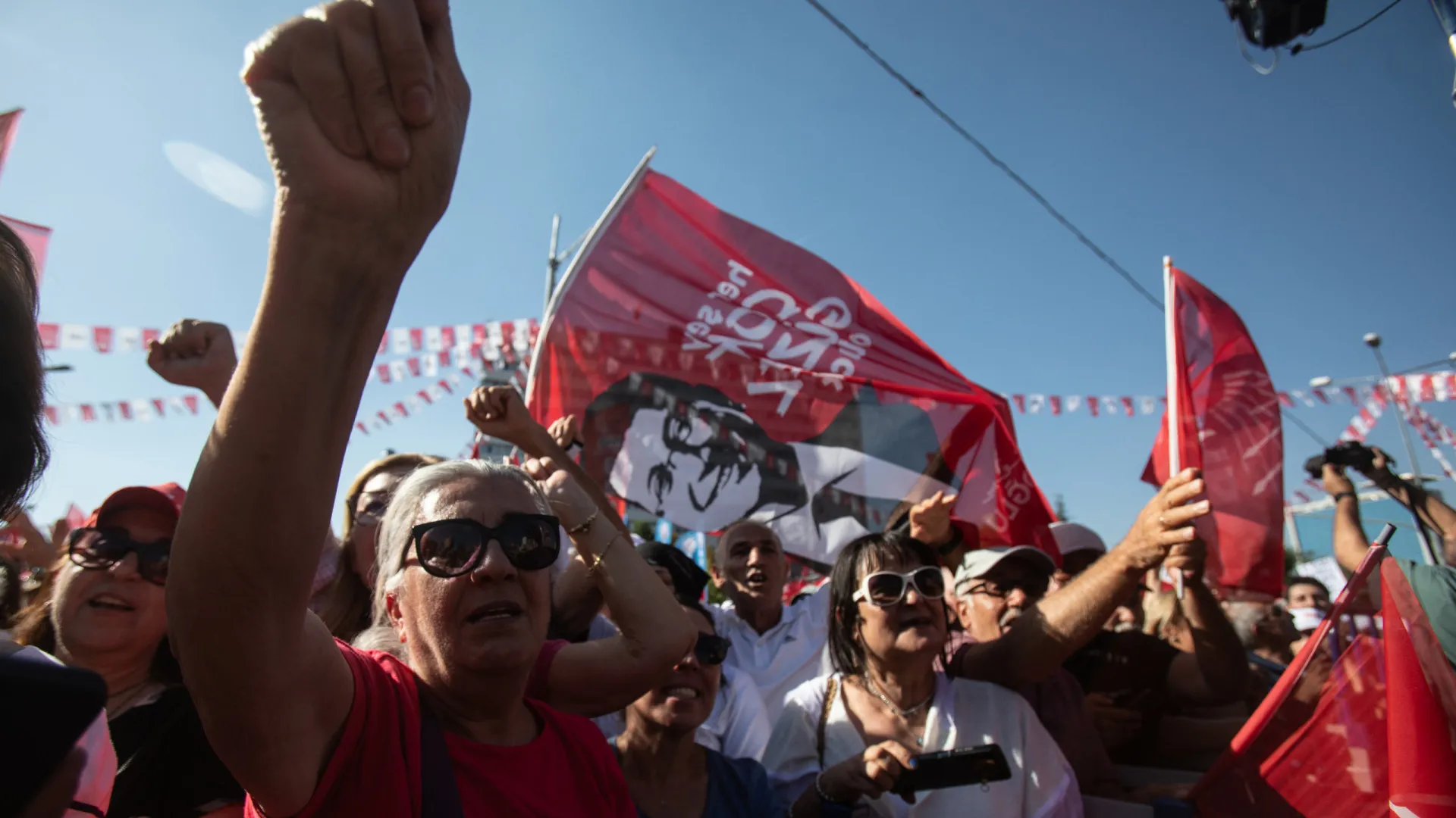 
                    Milhares em manifestação na Turquia promovida pelo partido da oposição
                