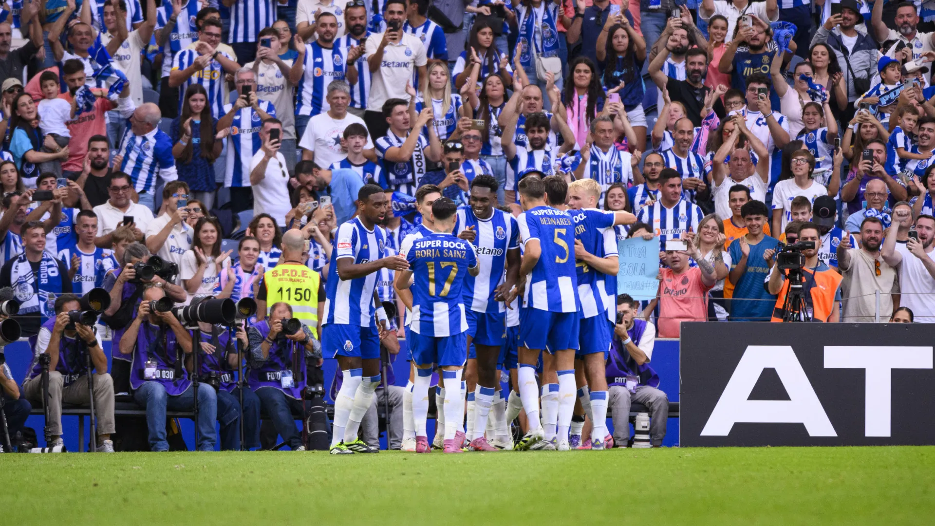 
                    FC Porto e Sporting fogem do Benfica. Braga cai antes de ir a Guimarães
                