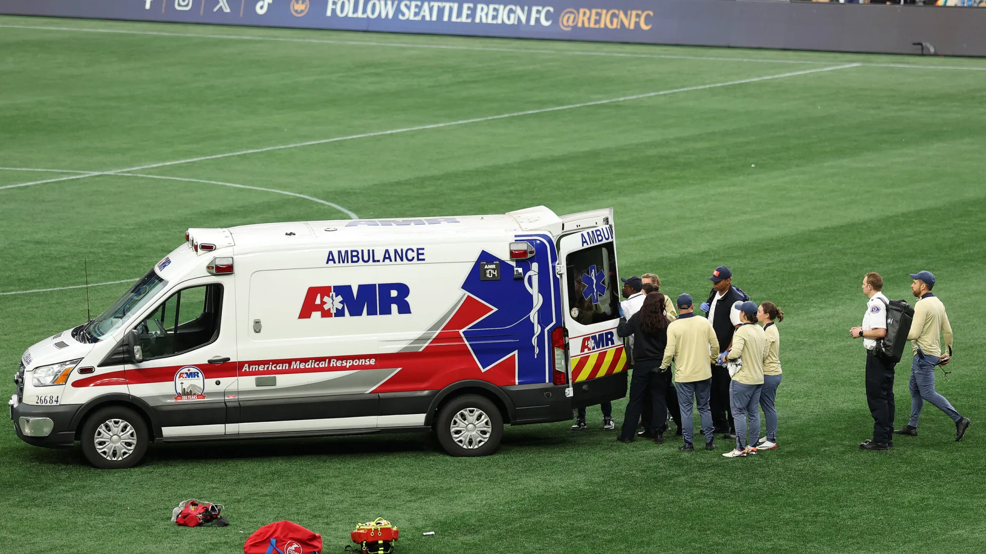 
                    Jogo suspenso nos EUA. Luso-americana colapsa e é levada de ambulância
                