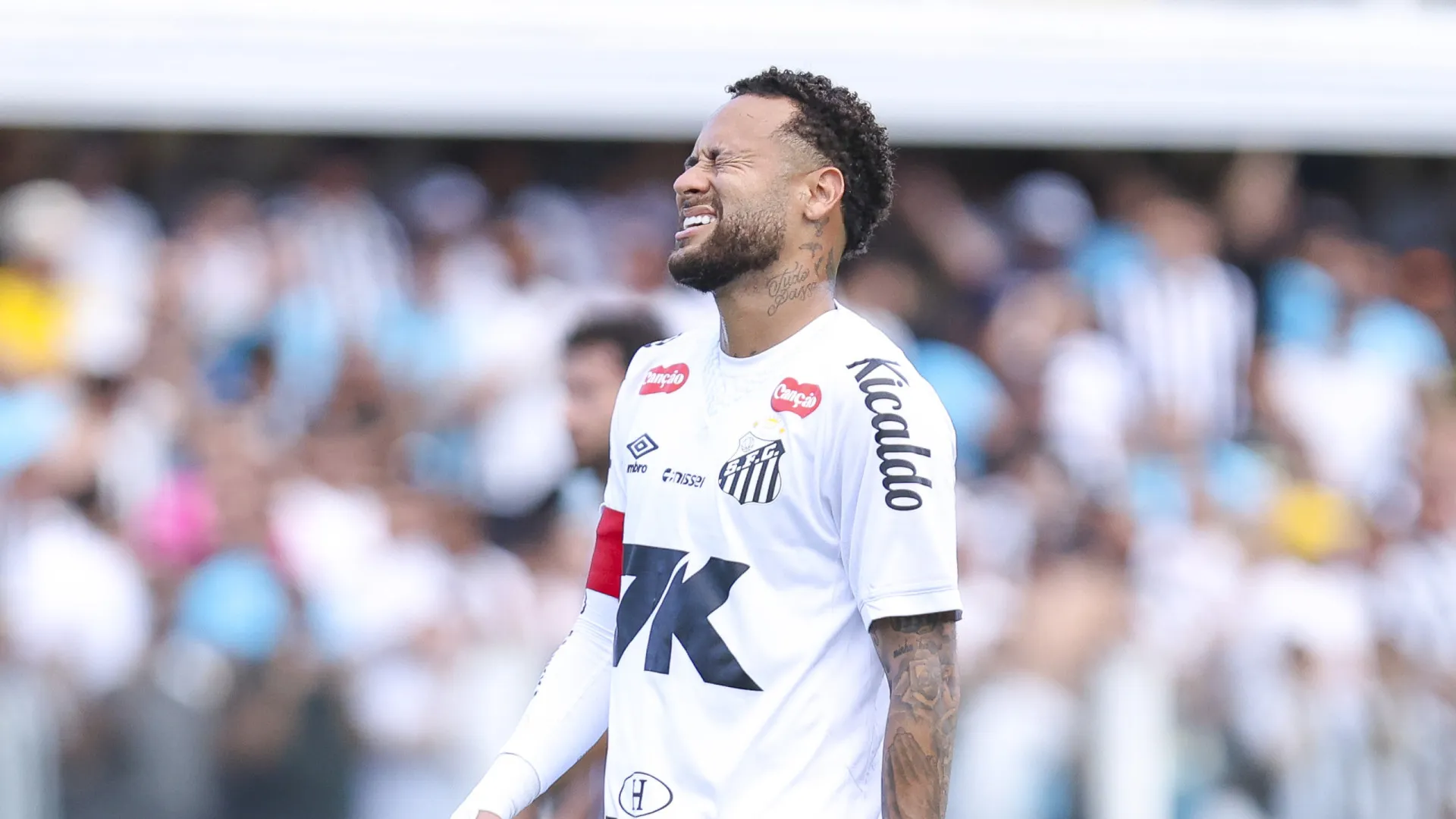 
                    Santos vai de mal a pior e Neymar culpa relvado: 
