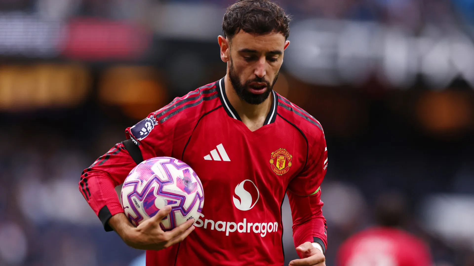 
                    Bruno Fernandes revela o que deve mudar no United após derrota no dérbi
                