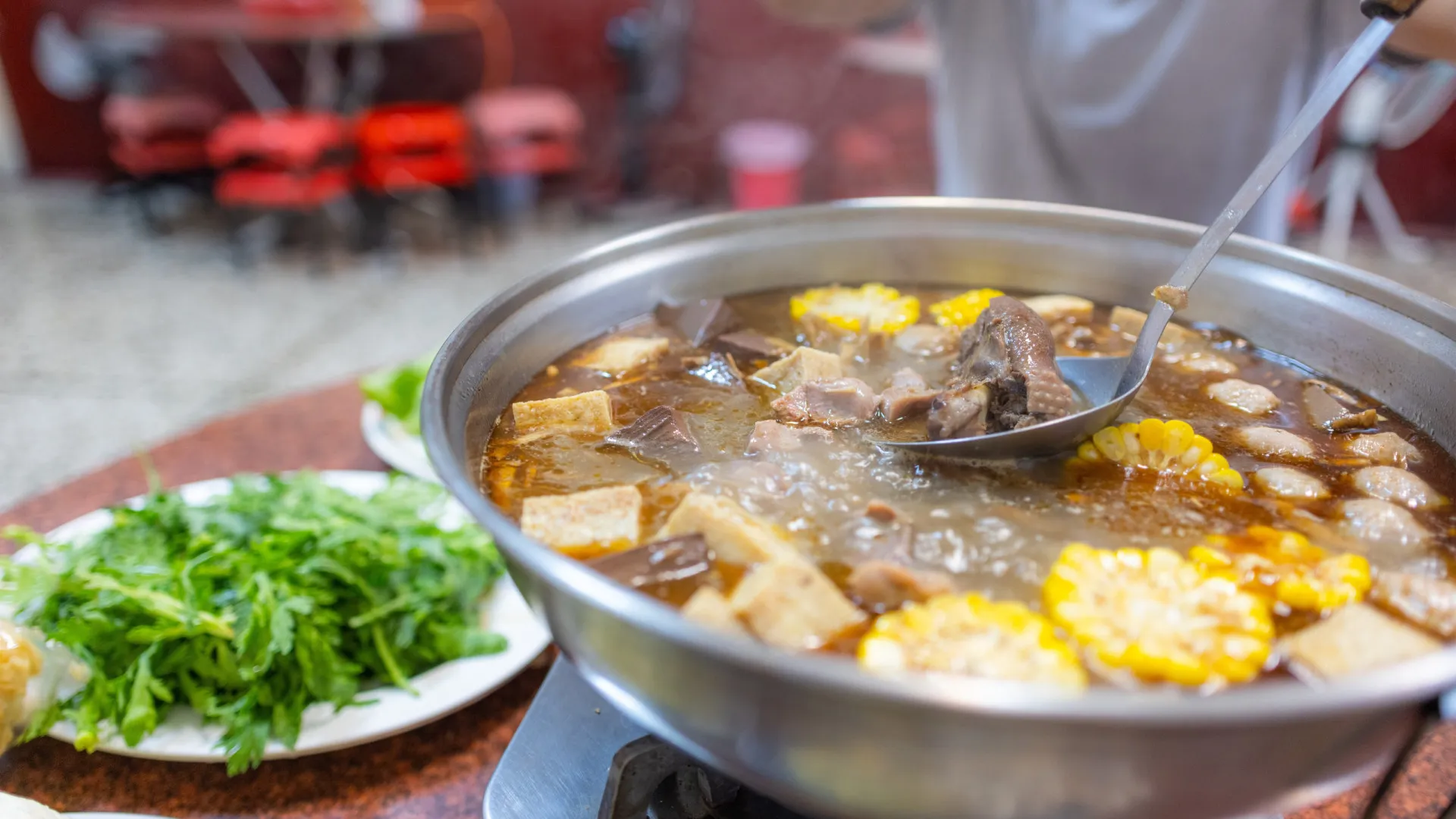 
                    Jovens que urinaram em panela de 'hot pot' multados em 255 mil euros
                