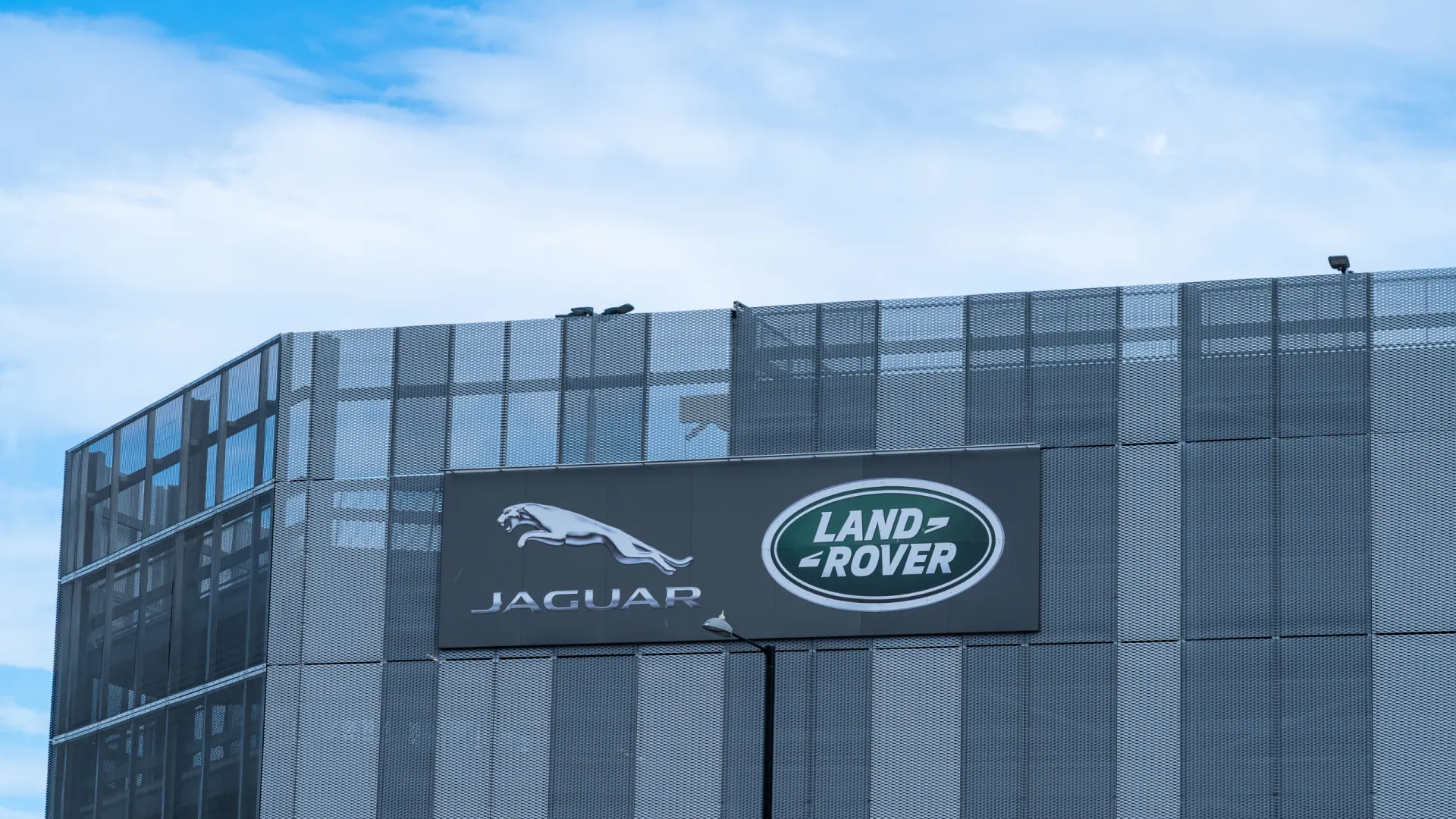 
                    Jaguar Land Rover continua parada após ciberataque. Temem-se falências
                