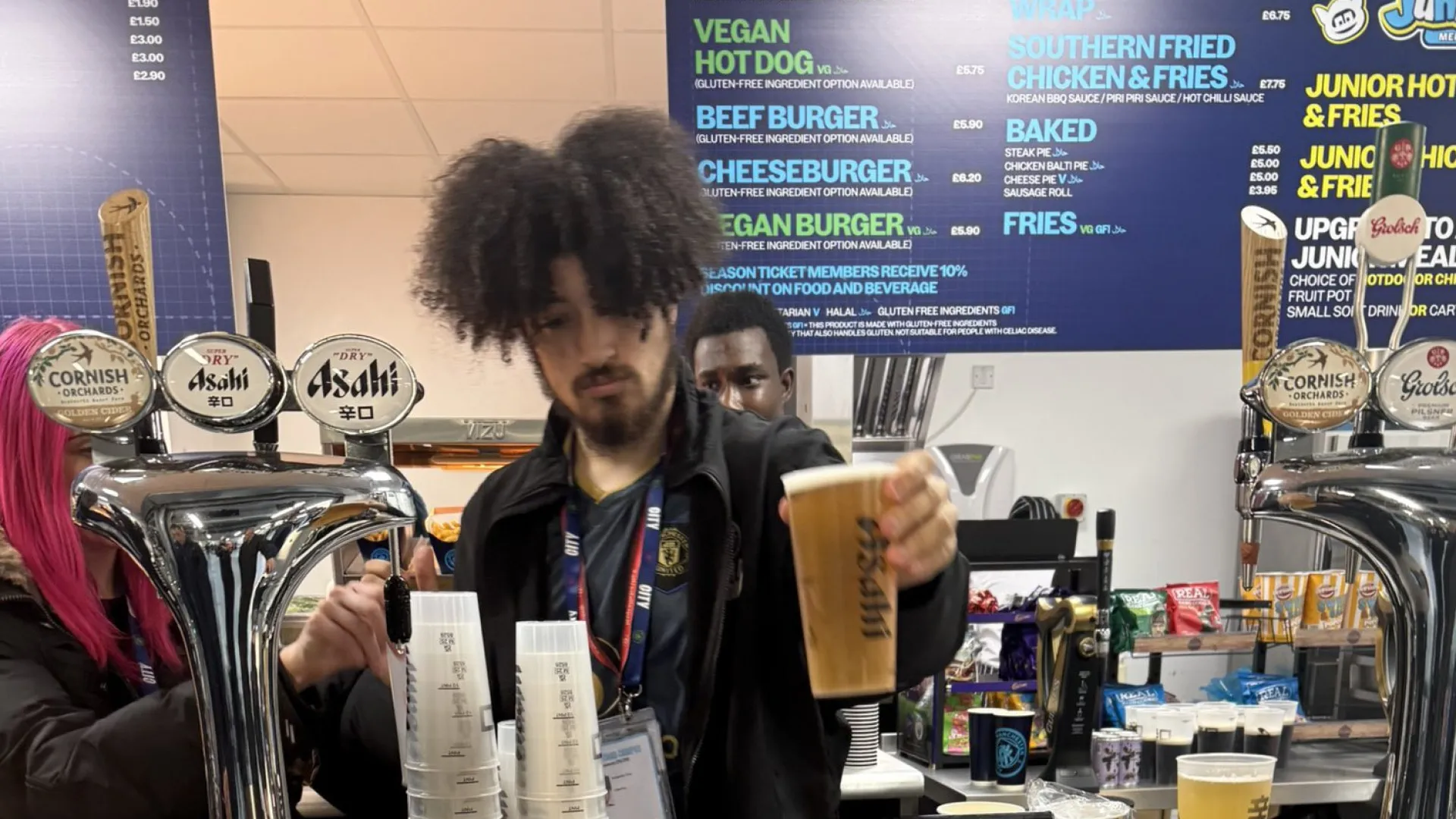 
                    Usou camisola do Man United no dérbi e acabou despedido... pelo City
                