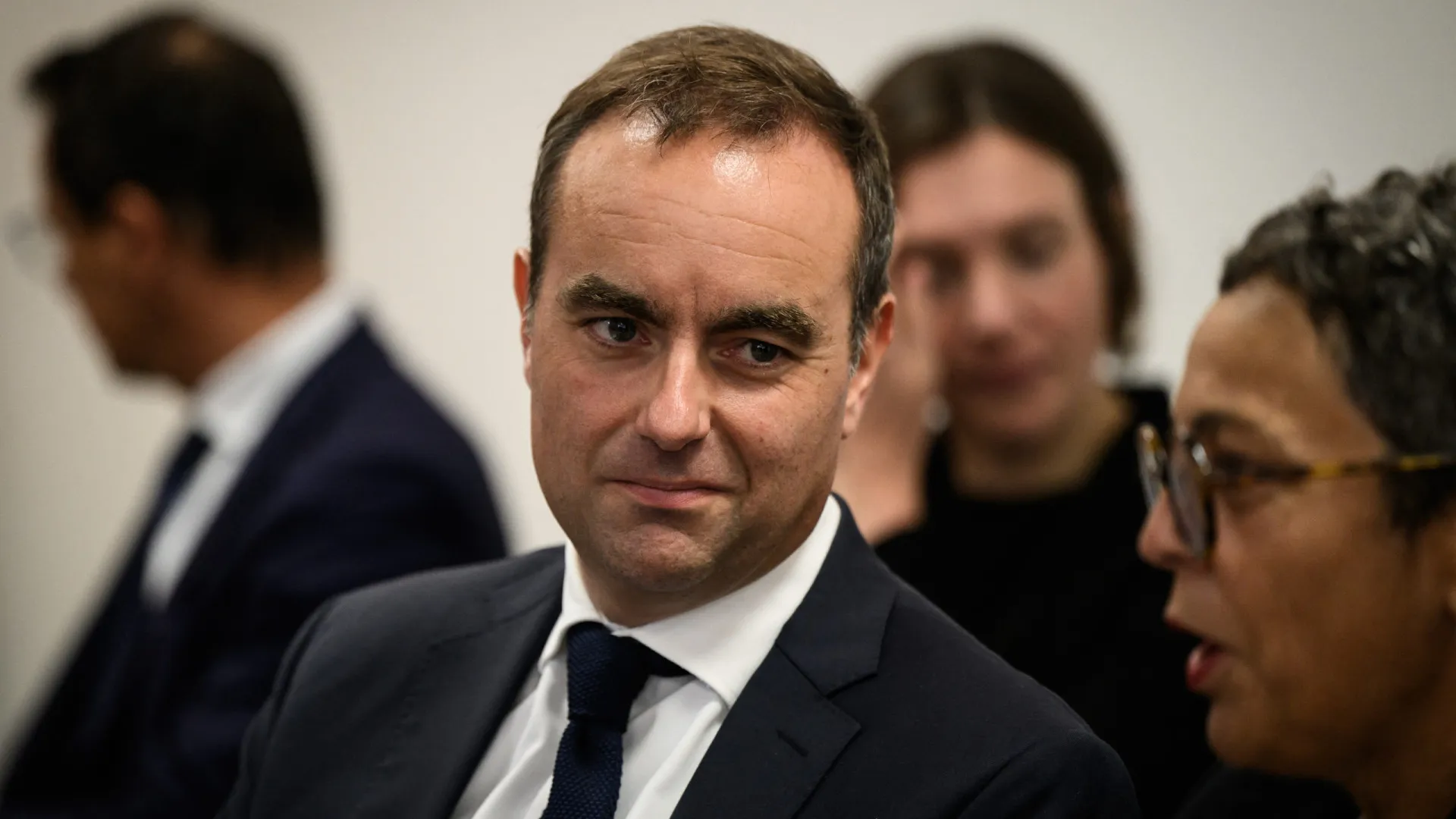 
                    Primeiro-ministro francês limita 