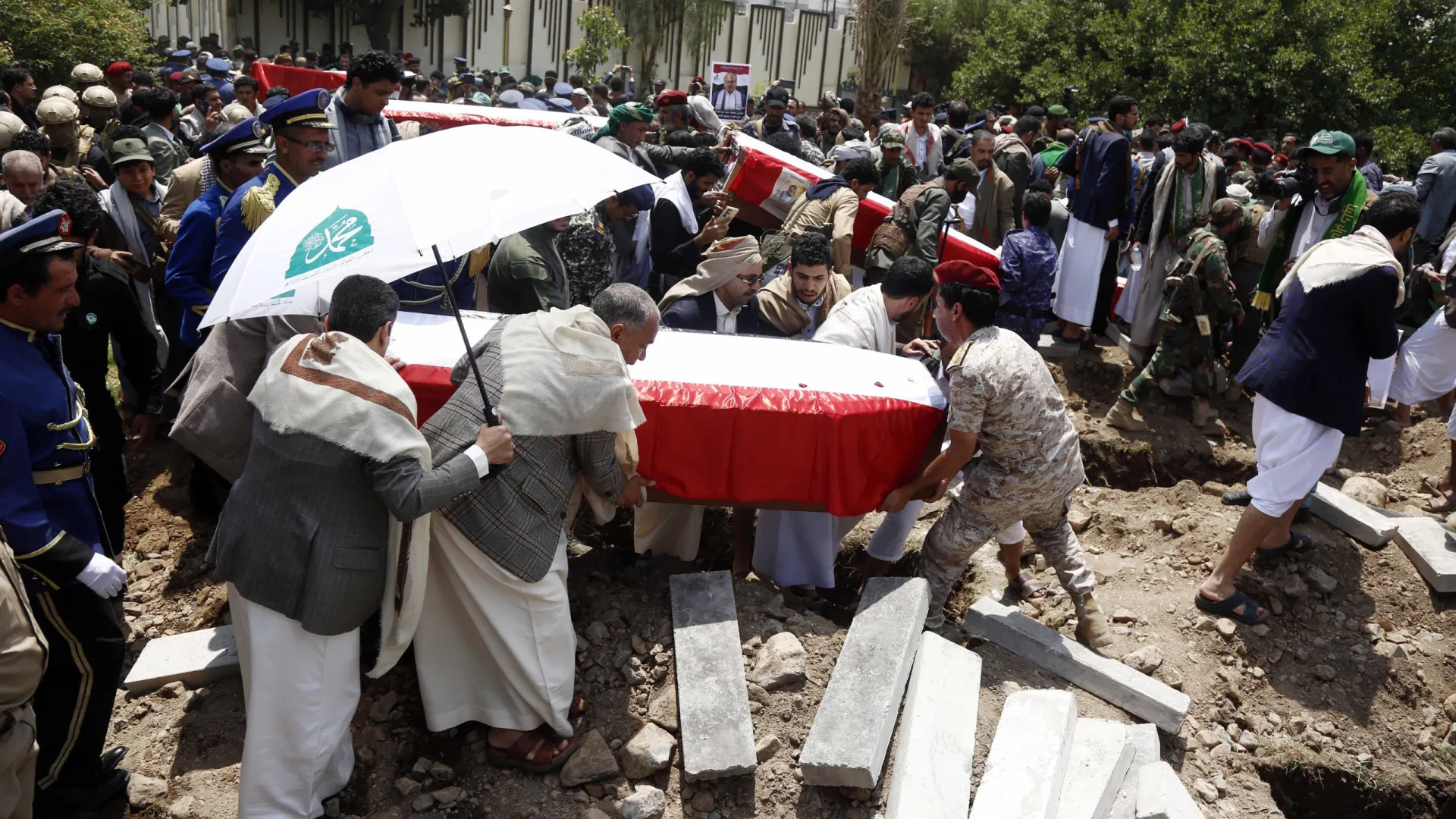 
                    Centenas no funeral de 31 jornalistas iemenitas mortos por Israel
                