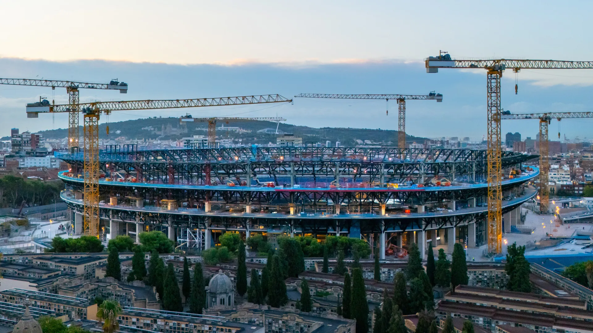 
                    Oficial: Barcelona adia o regresso a Camp Nou... outra vez
                