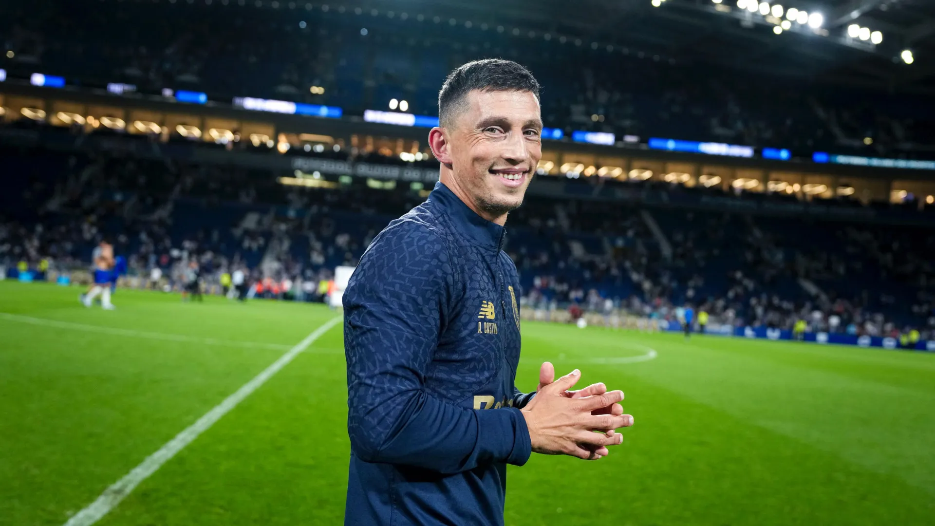 
                    Oficial: FC Porto promove André Castro a adjunto de Farioli
                