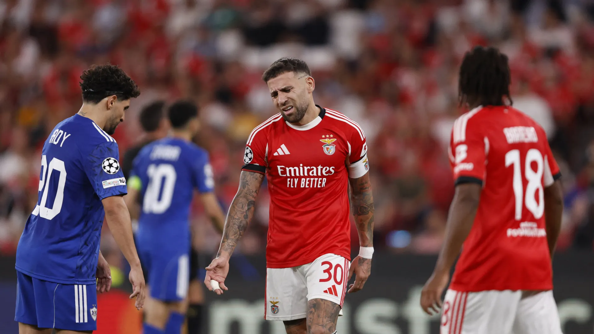 
                    Otamendi pede desculpa aos adeptos do Benfica: 