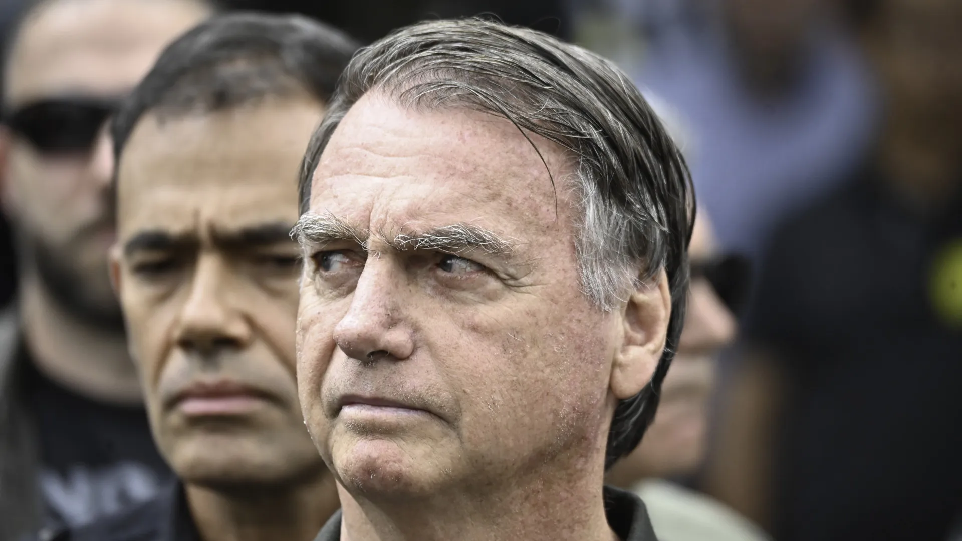 
                    Vómitos e pressão baixa após anemia: Bolsonaro passará noite no hospital
                