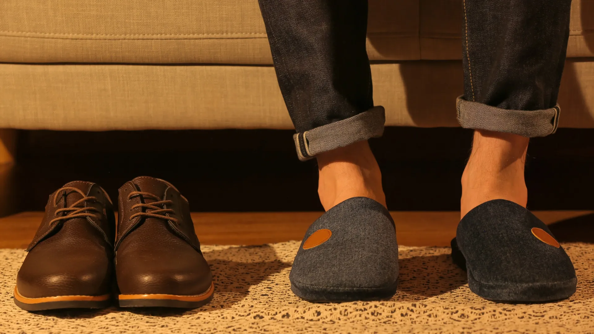
                    É por isto que nunca deve guardar os sapatos no quarto
                