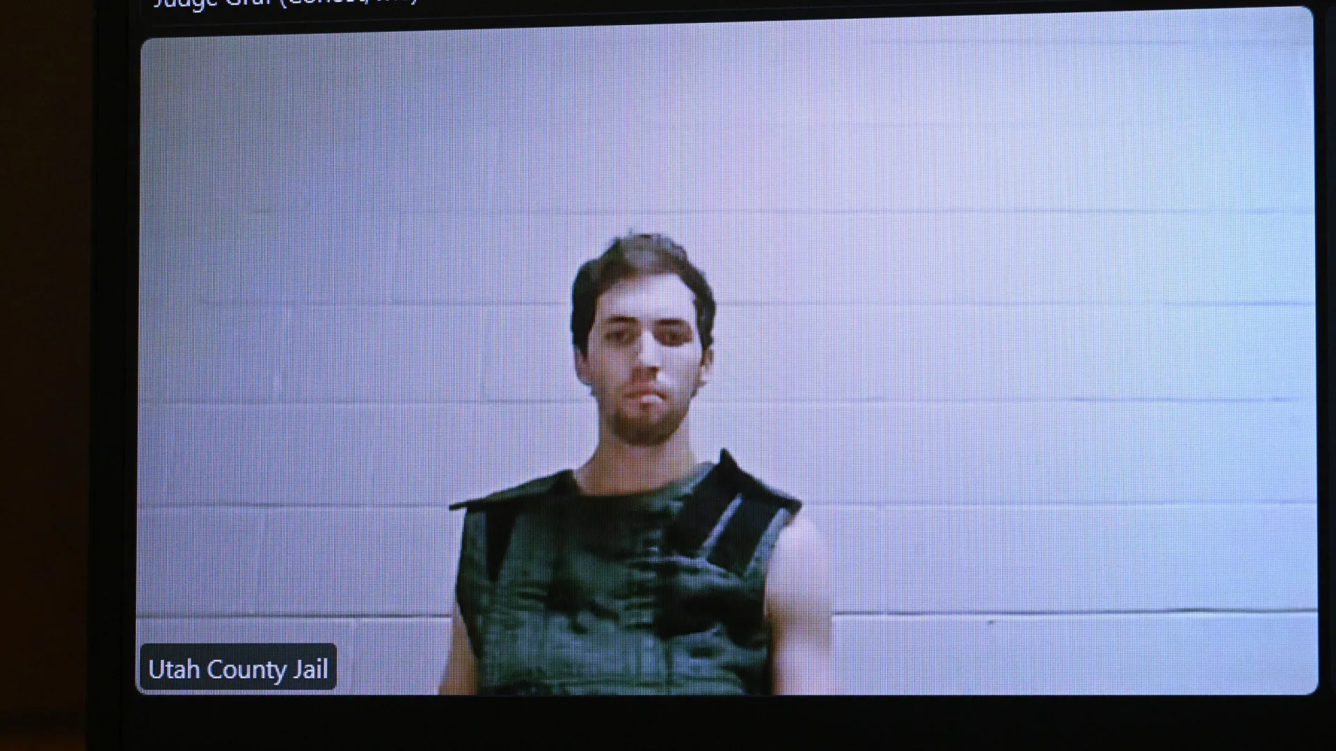 
                    Tyler Robinson ouve impassivelmente acusações pelo homicídio de Kirk
                