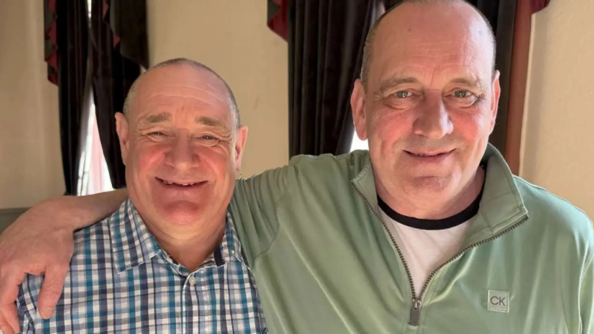 
                    Irmãos britânicos separados por sequestro reencontram-se 58 anos depois
                