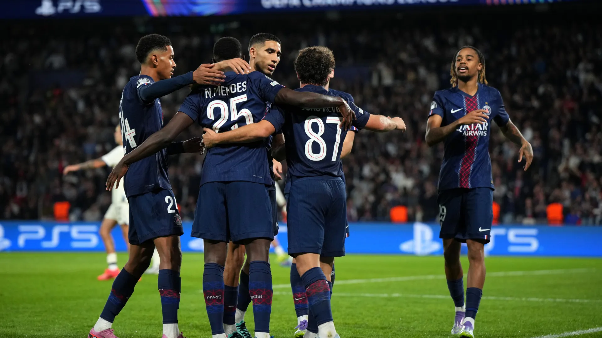 
                    Golaço de Nuno Mendes e alarme por João Neves no PSG. Bayern bate Chelsea
                