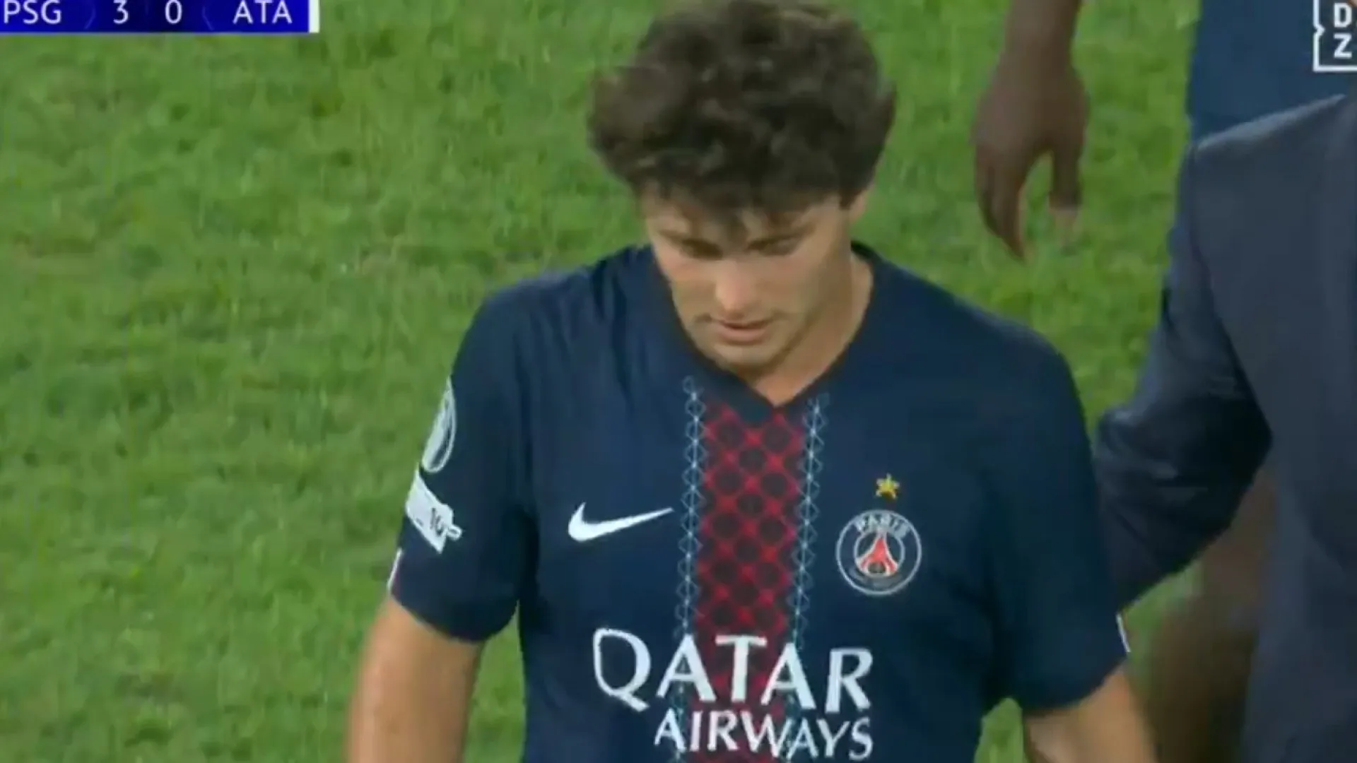 
                    Soam os alarmes em Paris. João Neves lesionou-se neste lance
                